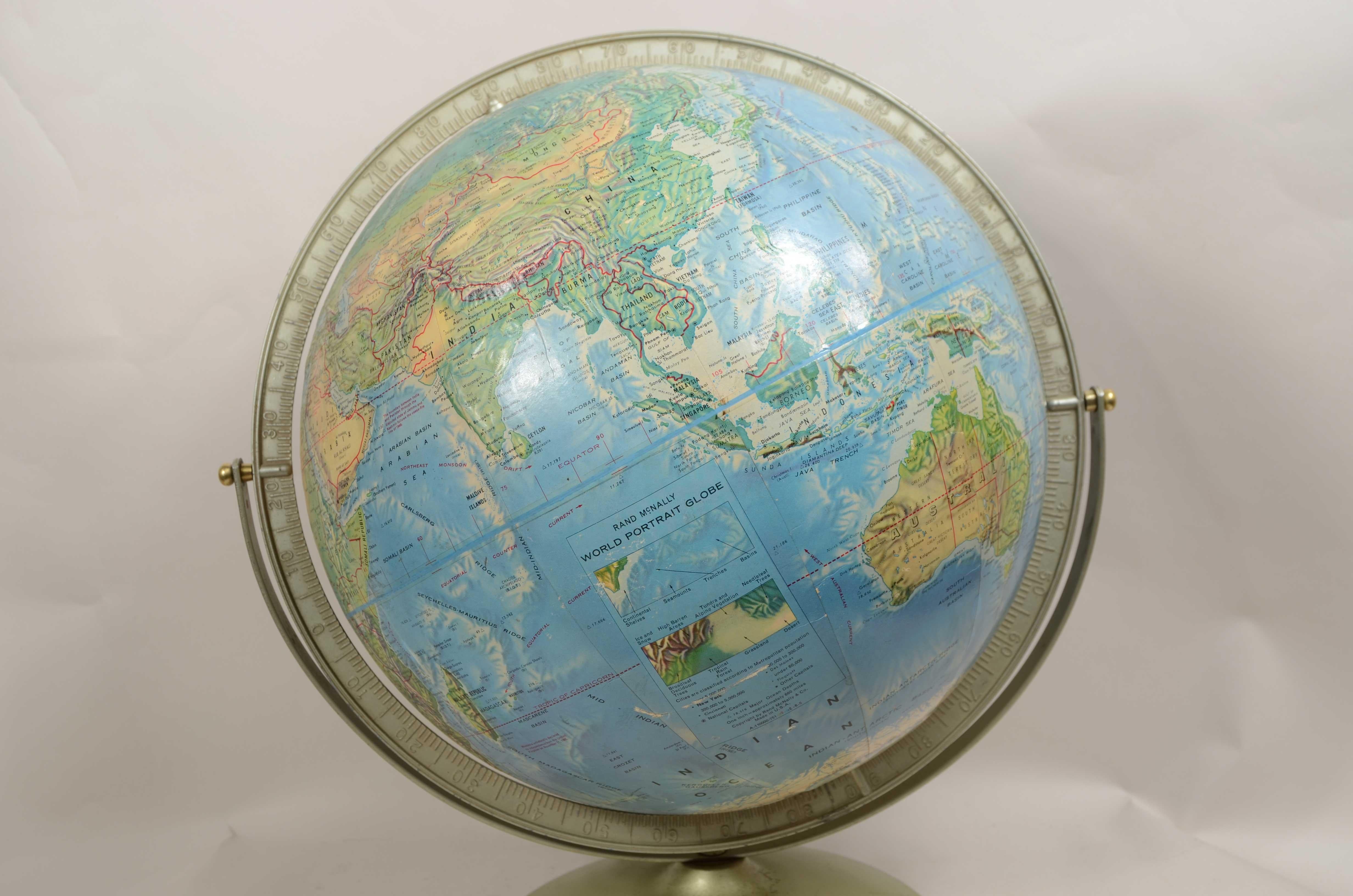 Tabletop political globe published in the 1960s by Rand McNally In Good Condition For Sale In Milan, IT