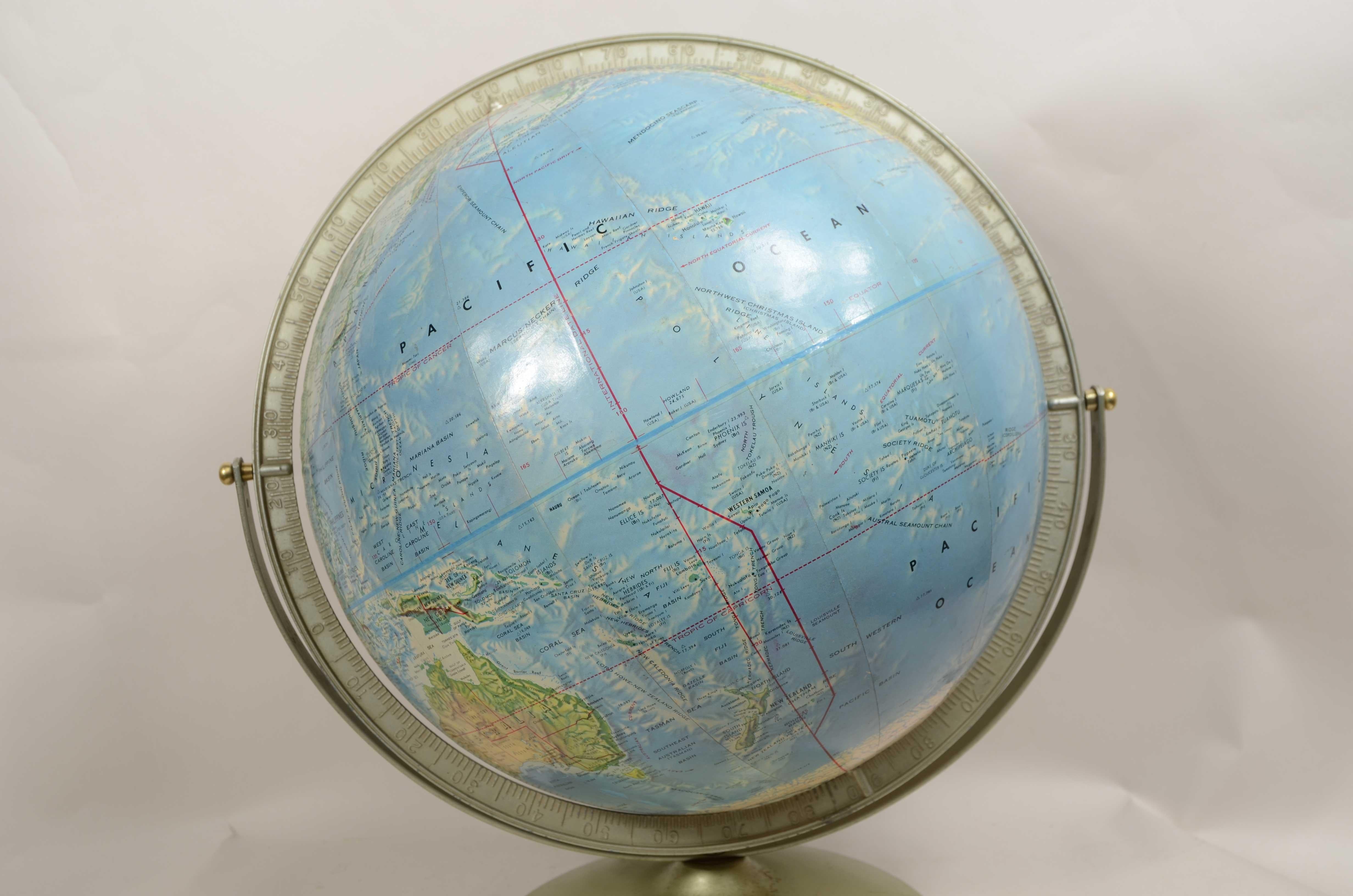 Tabletop political globe published in the 1960s by Rand McNally In Good Condition For Sale In Milan, IT