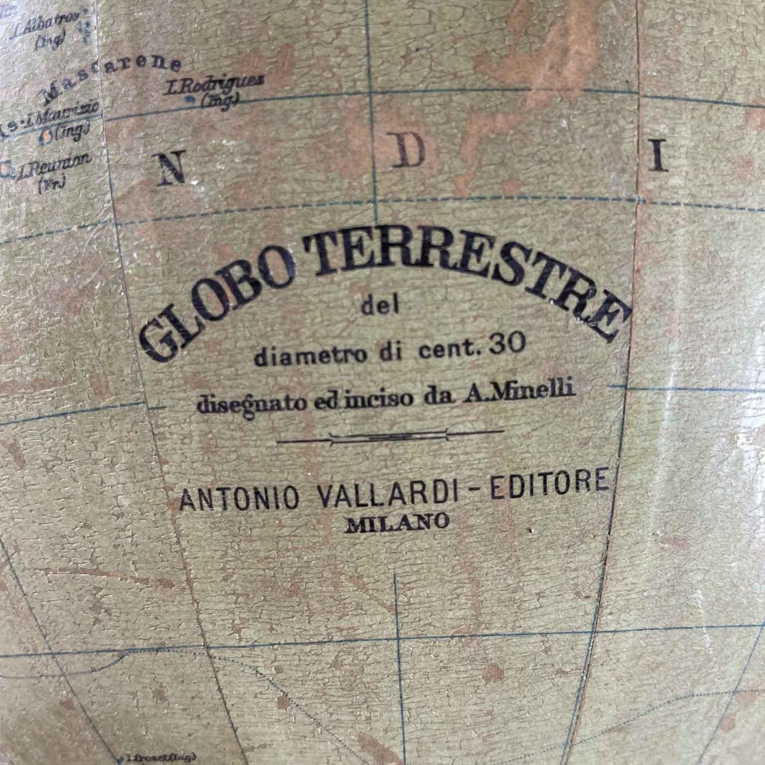 Globe terrestre Antonio Vallardi 30 cm Dessiné et gravé par Antonio Minelli, réalisé à partir de l'assemblage de 18 segments de carton en deux coquilles réunies et montées sur une base en bois tourné avec deux disques et deux cylindres inclinés