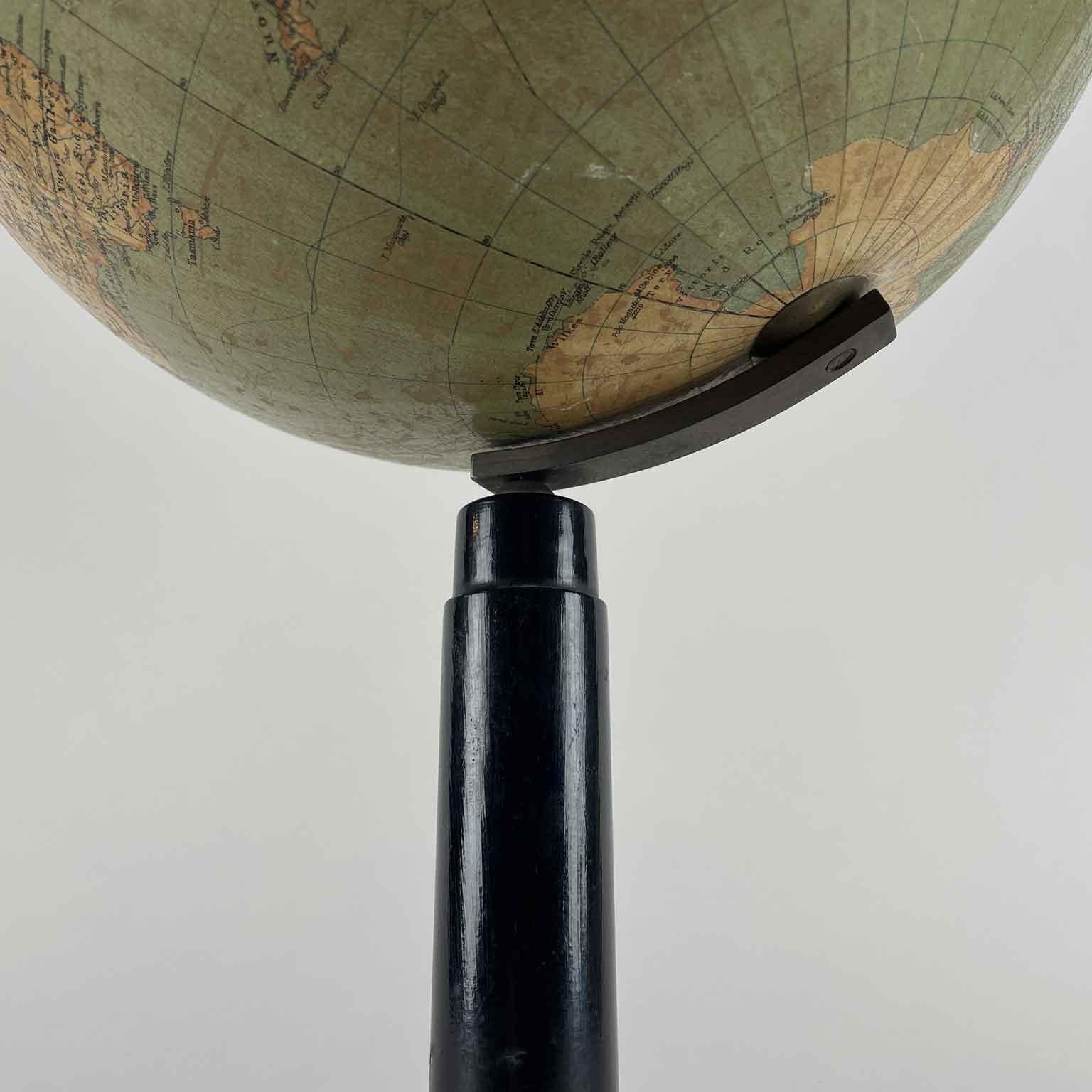 Bois Globe terrestre politique italien par Vallardi 20e siècle en vente