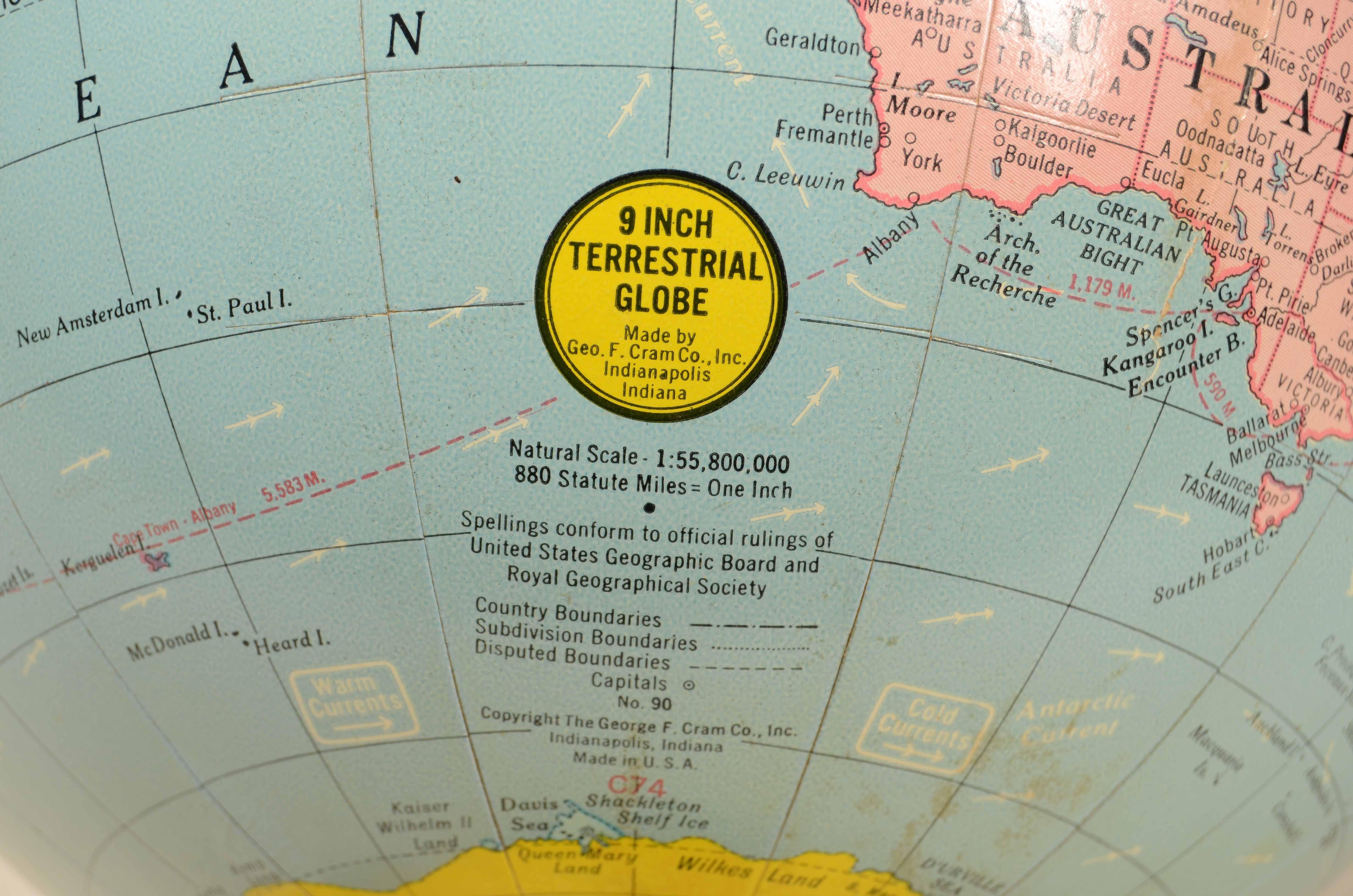 Globe politique copyright The George F. Cram Co inc. Indianapolis Indiana Made in USA des années 1960. Base en métal, sphère en papier mâché. Outre la carte spatiale très bien délimitée, les principales routes commerciales de l'époque sont