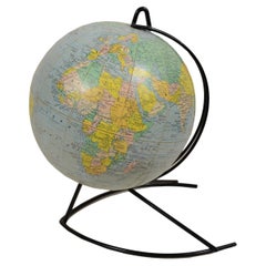 Globe terrestre du début des années 1950 par les géographes et éditeurs français Girard et Barrère