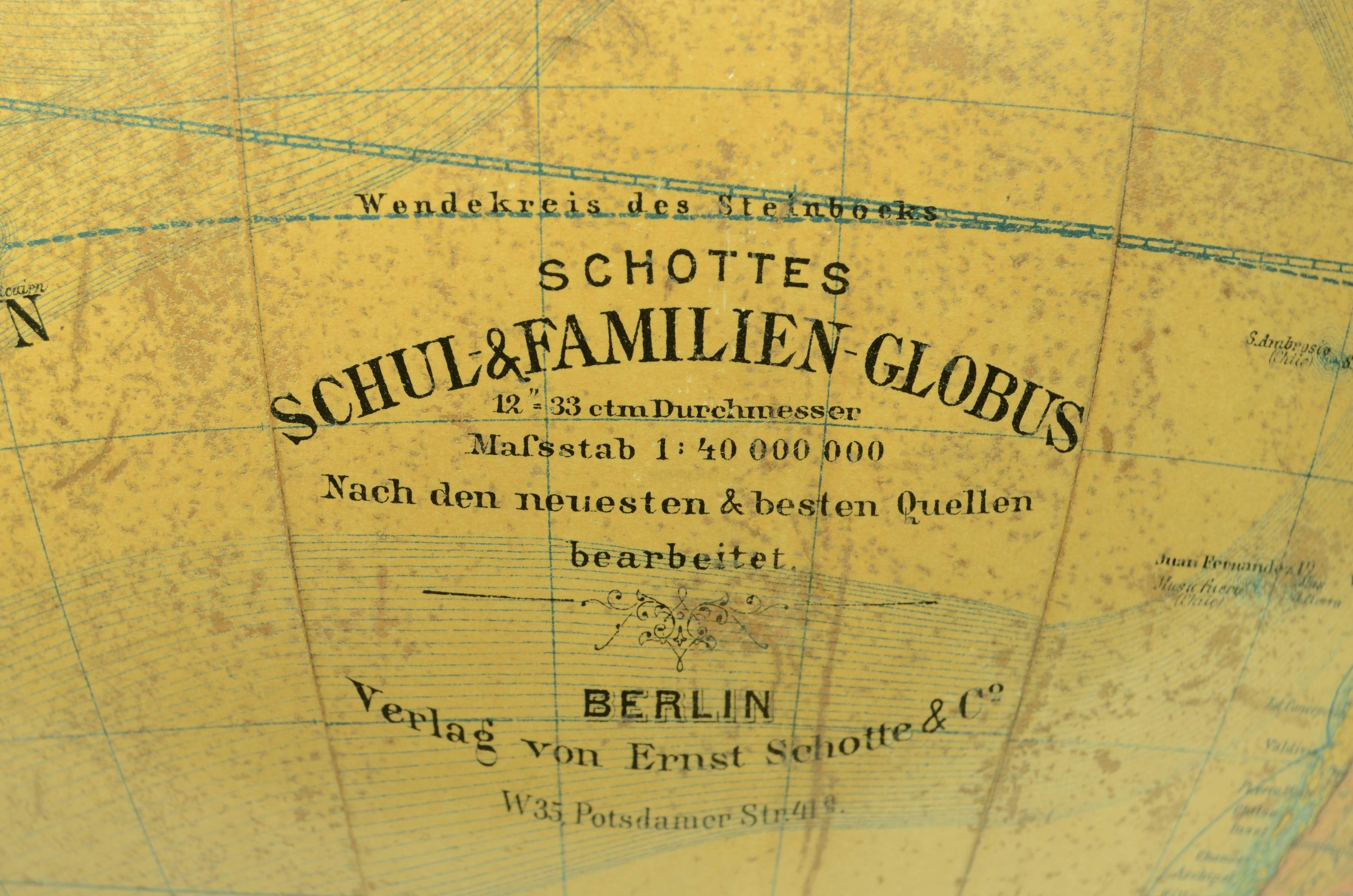 Globo terrestre realizzato alla fine  del XIX secolo da Ernst Schotte di Berlino.
Oltre alla mappa territoriale sono raffigurate le correnti oceaniche. Base in legno tornito ed ebanizzato, sfera in cartapesta. Buono stato, segni d'uso, ossidazione,