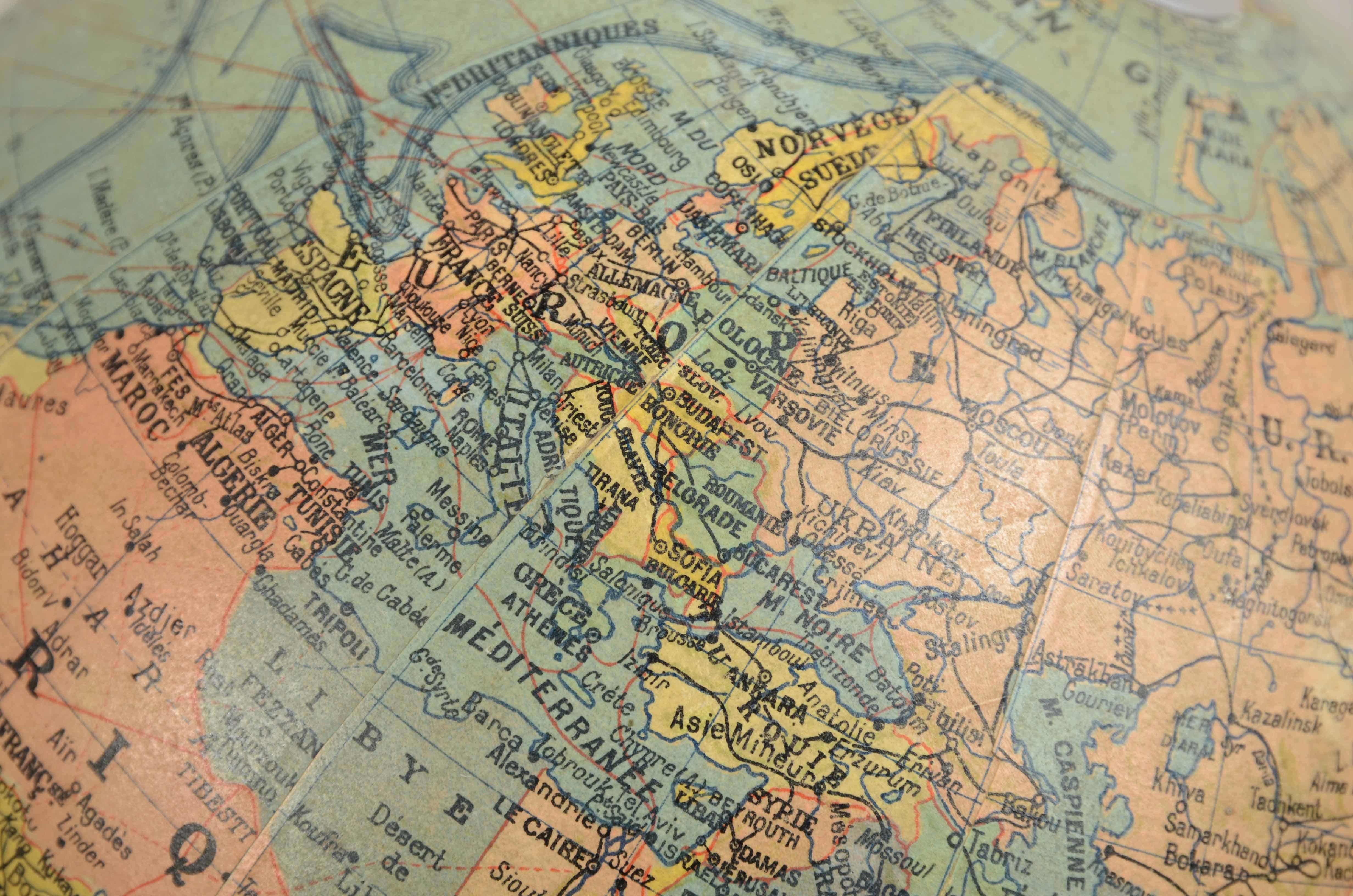 Globe terrestre dessiné à la fin des années 1940 par le géographe français J. Forest en vente 9