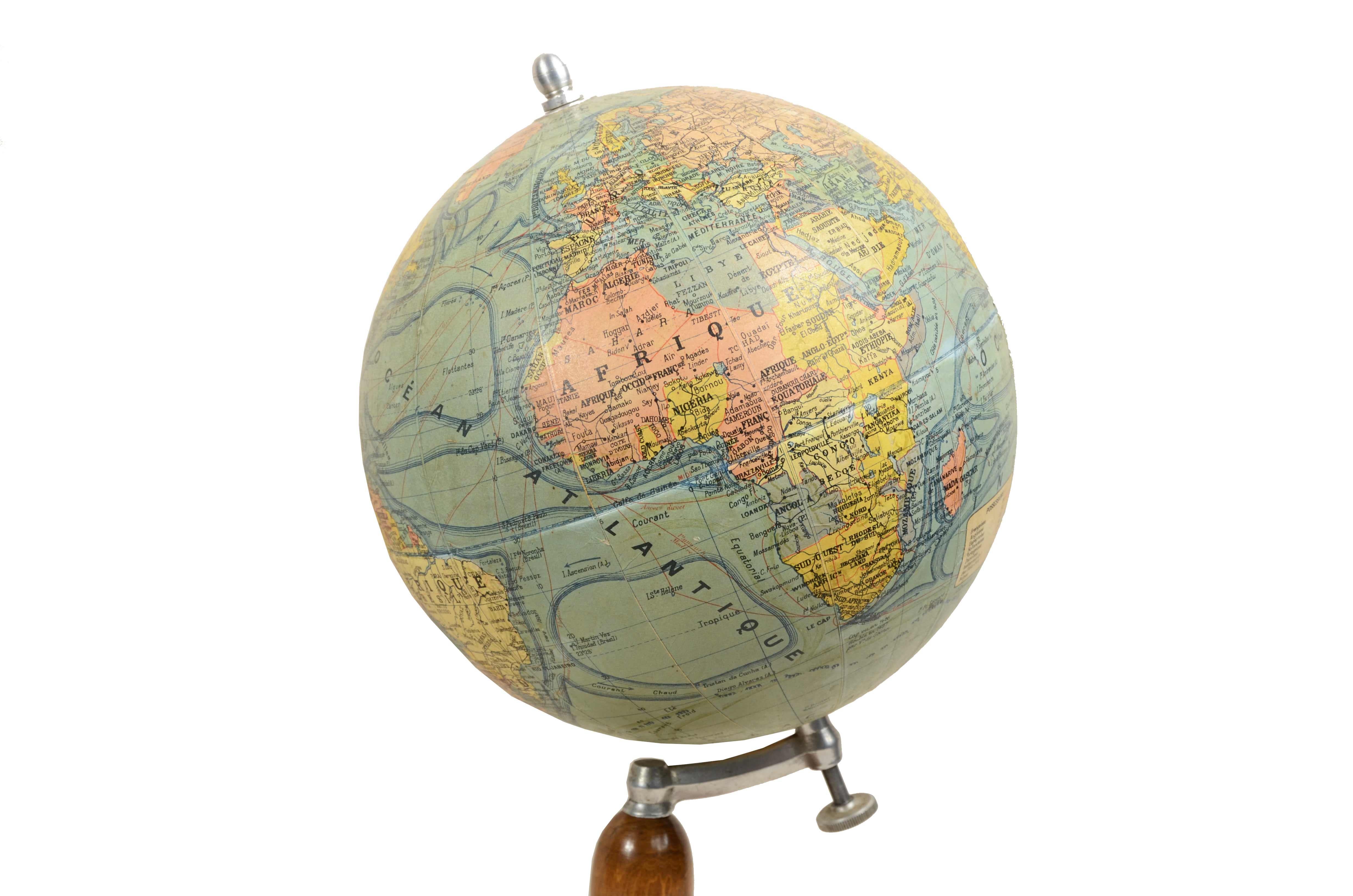 Globe de repêchage  à la fin de la  1940s par le géographe français J. Forest, le cartouche indique Dressé par J. FOREST Géographe - Girard, Barrèere & Thomas Editeurs 17 - 19 Rue de Buci. Paris. Outre la carte spatiale très bien délimitée, les