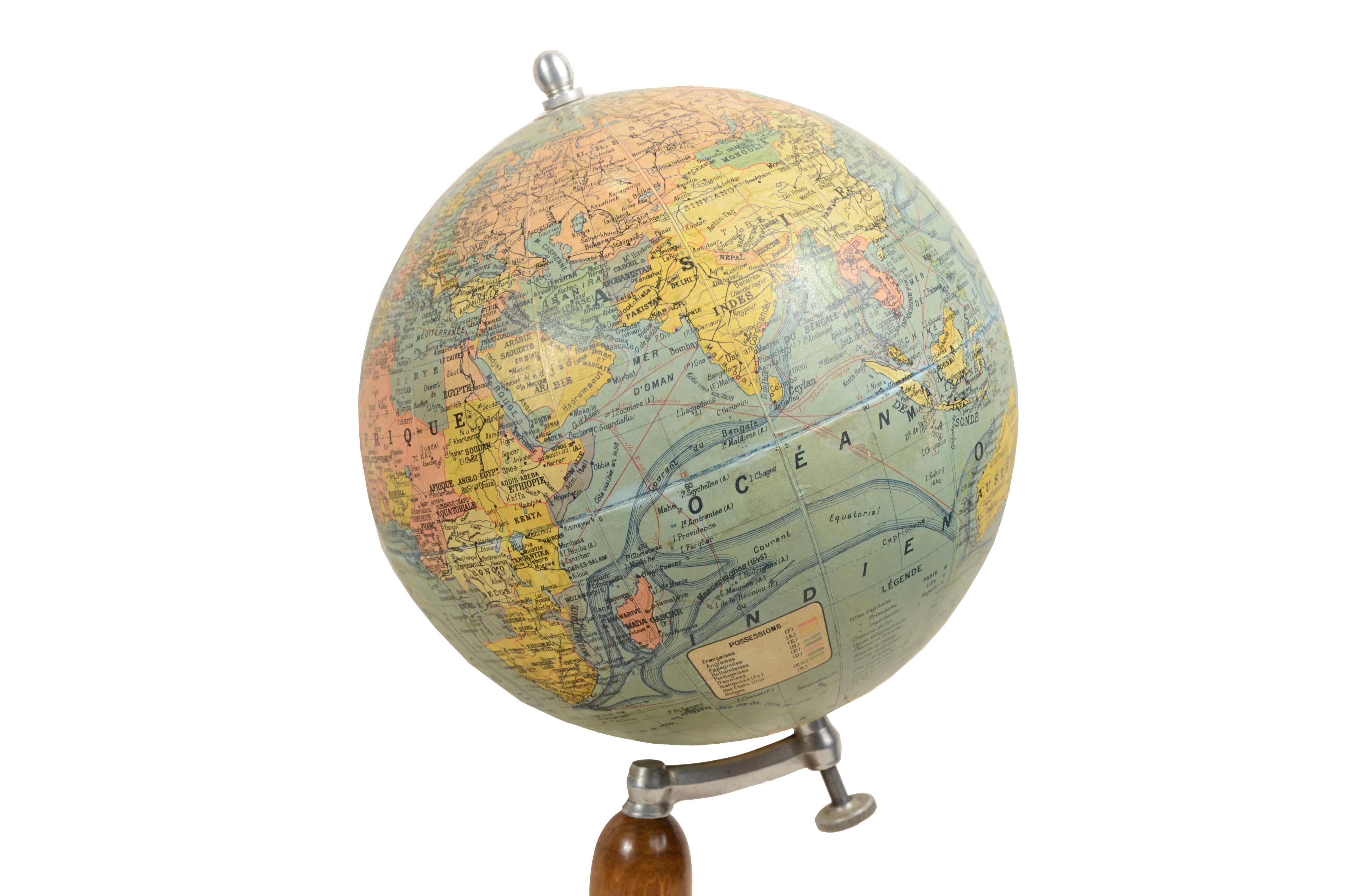 Earth globe drafted late 1940s by French geographer J. Forest In Good Condition For Sale In Milan, IT