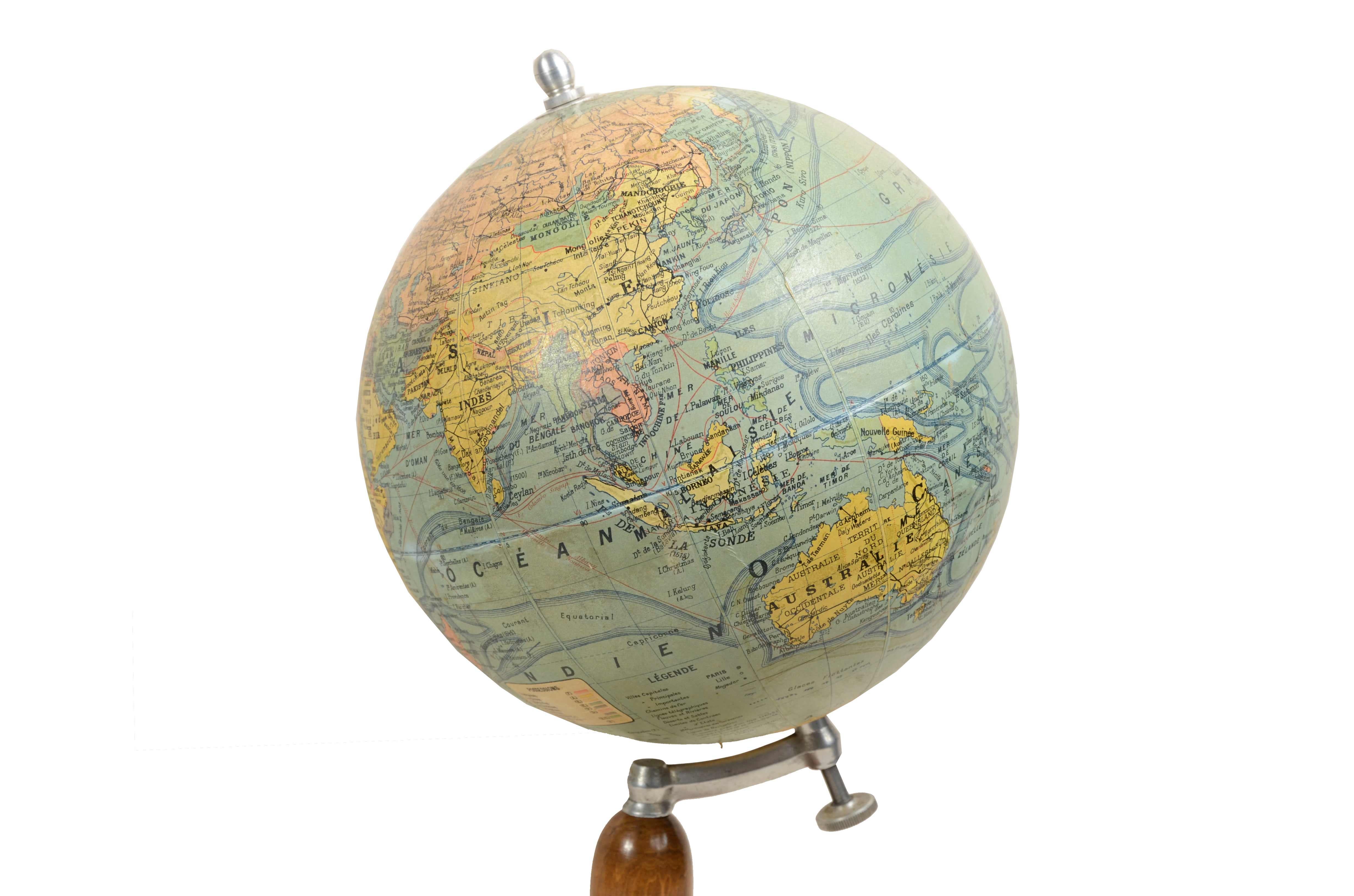 Mid-20th Century Globe terrestre dessiné à la fin des années 1940 par le géographe français J. Forest en vente