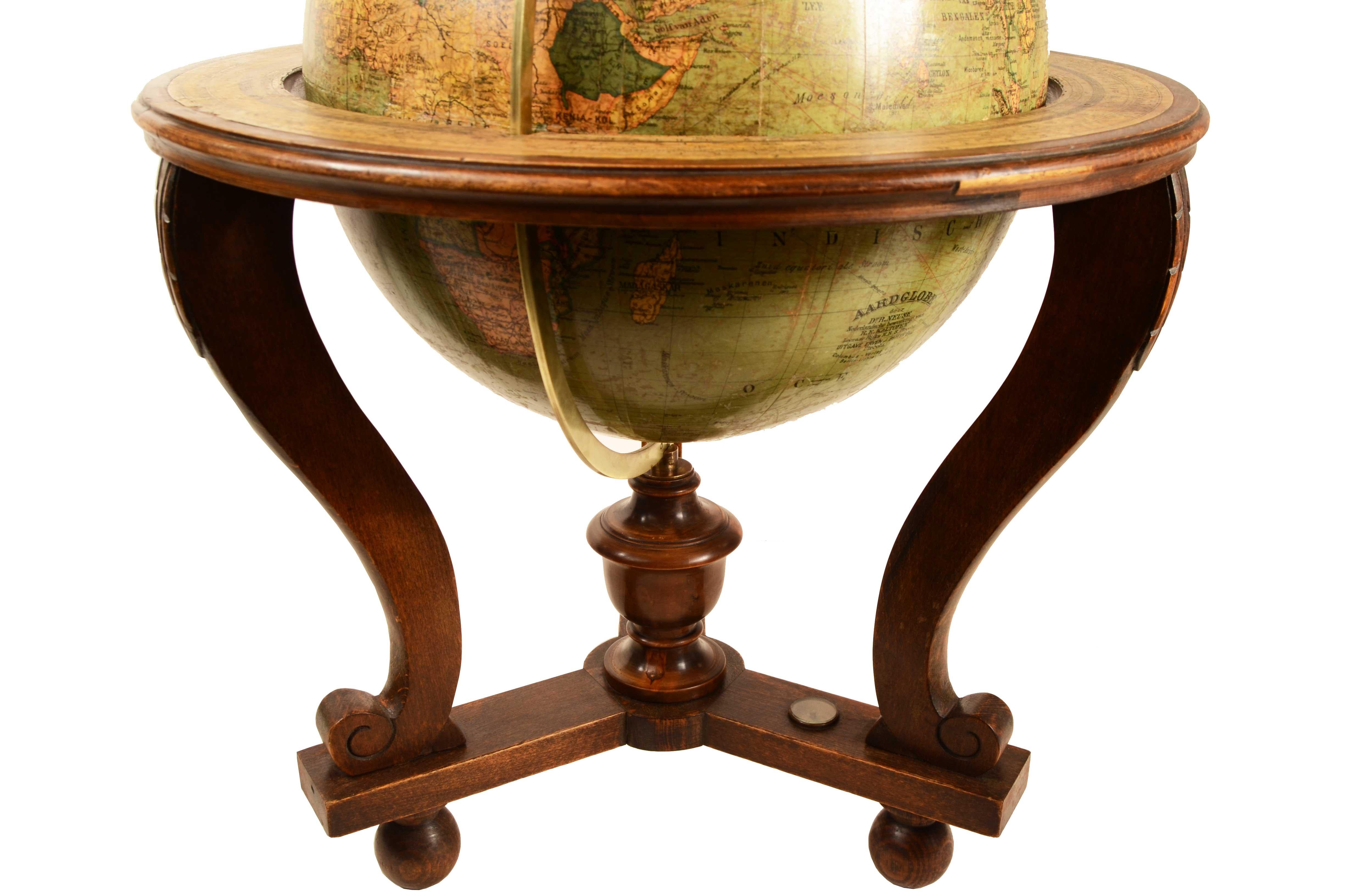 German Columbus terrestrial globe for the Dutch market early 20th century For Sale 13