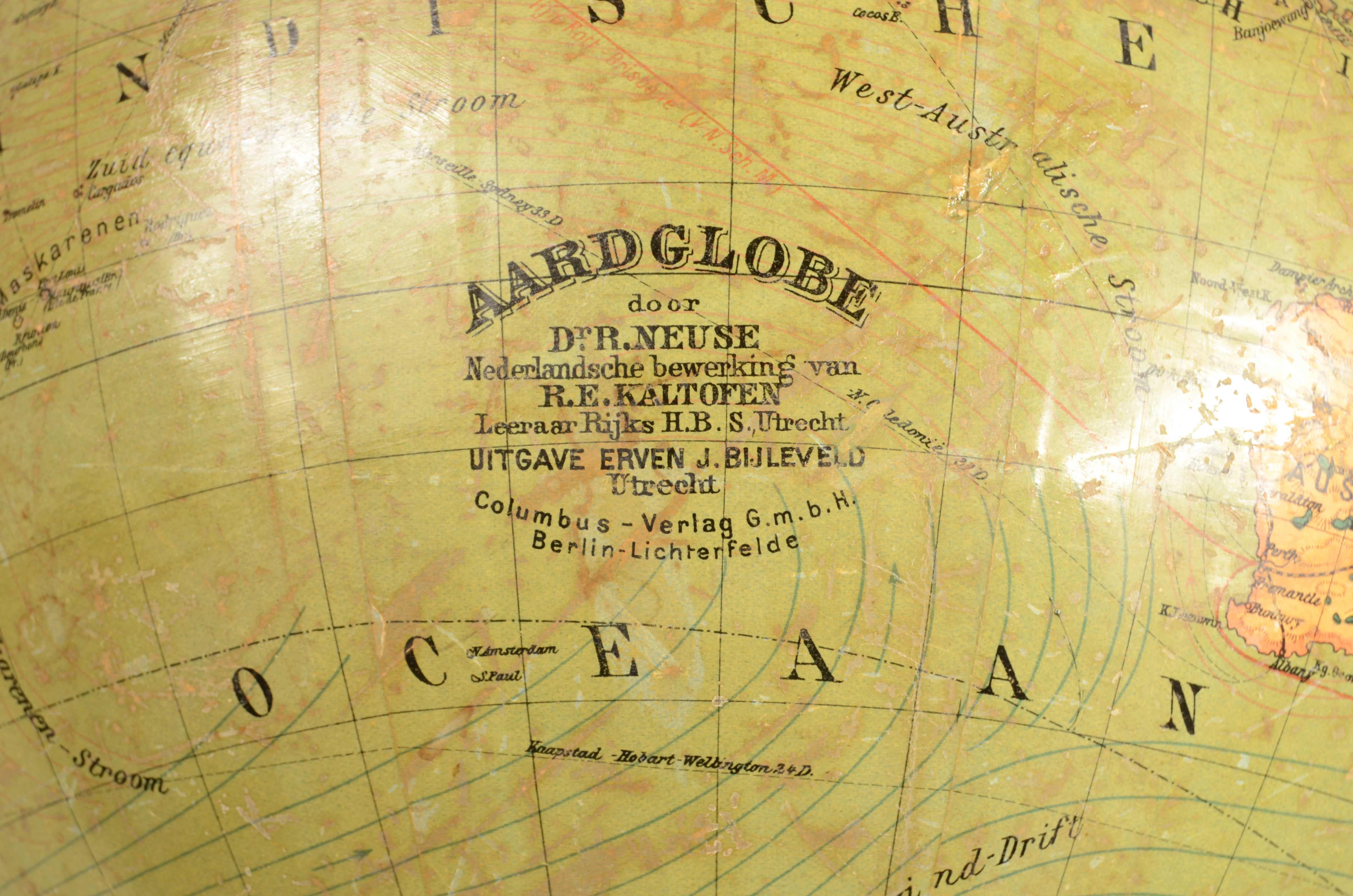 German Columbus terrestrial globe for the Dutch market early 20th century In Good Condition For Sale In Milan, IT