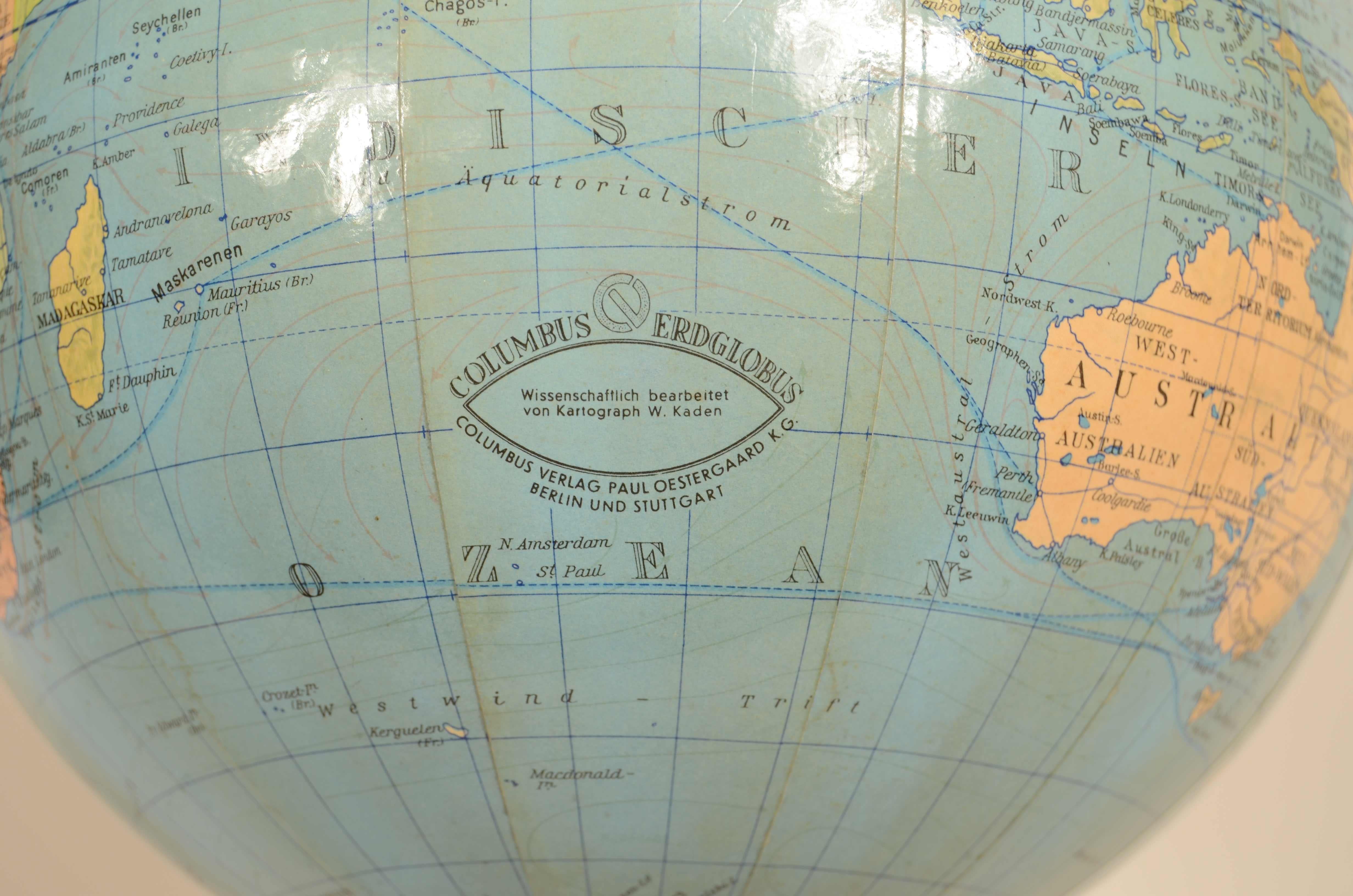Globe terrestre  terre allemande publiée par Columbus Schulerglobus, cartographe prof Paul Oestergaard Berlin Stuttgart dans les années 1950. Base en bois tourné avec cercle méridien gravé. Bon état, quelques signes d'utilisation, très bonne