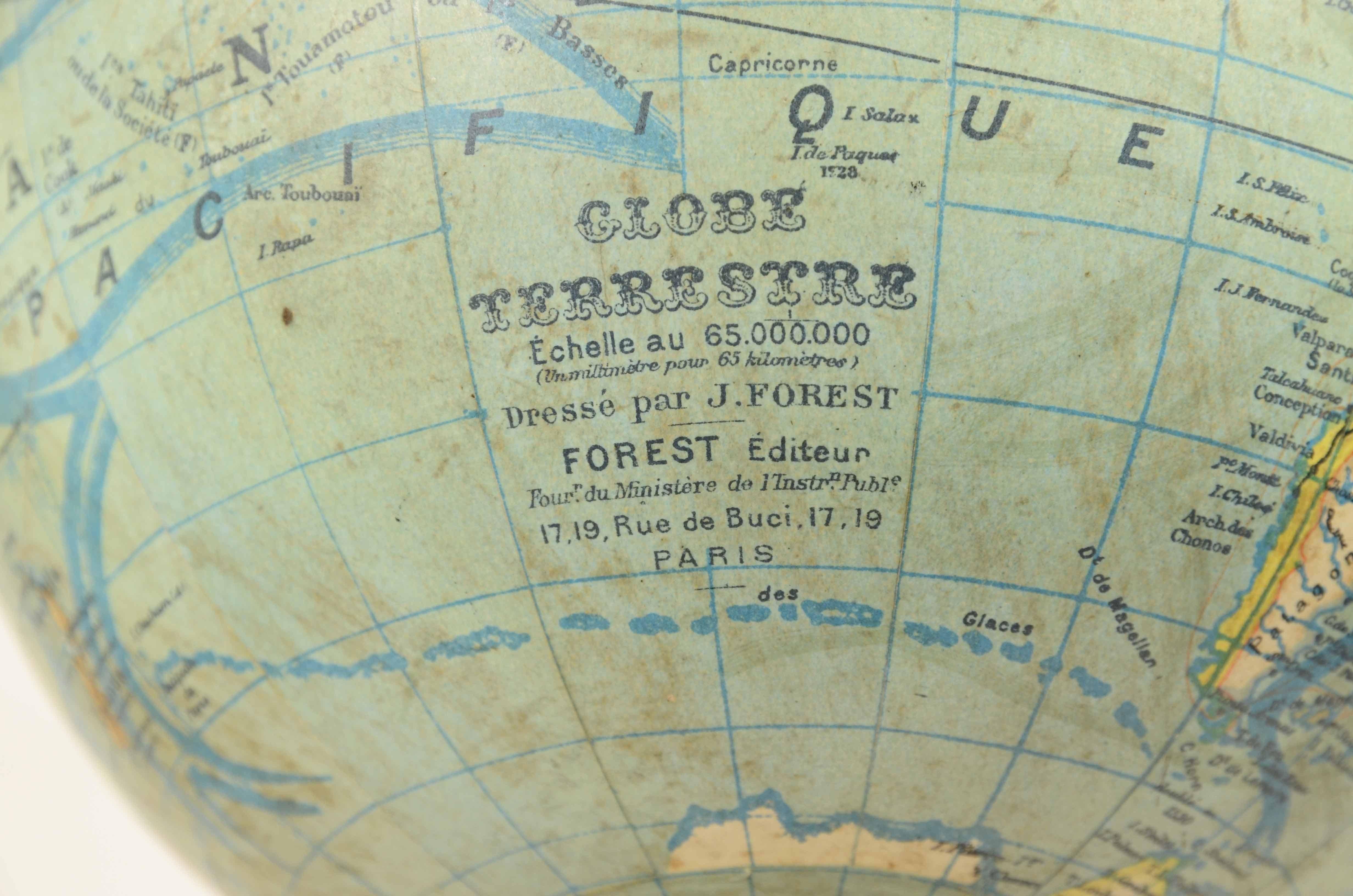 Globe  terrestrre edited in the 1930s by French geographer J. Forest Paris For Sale 7