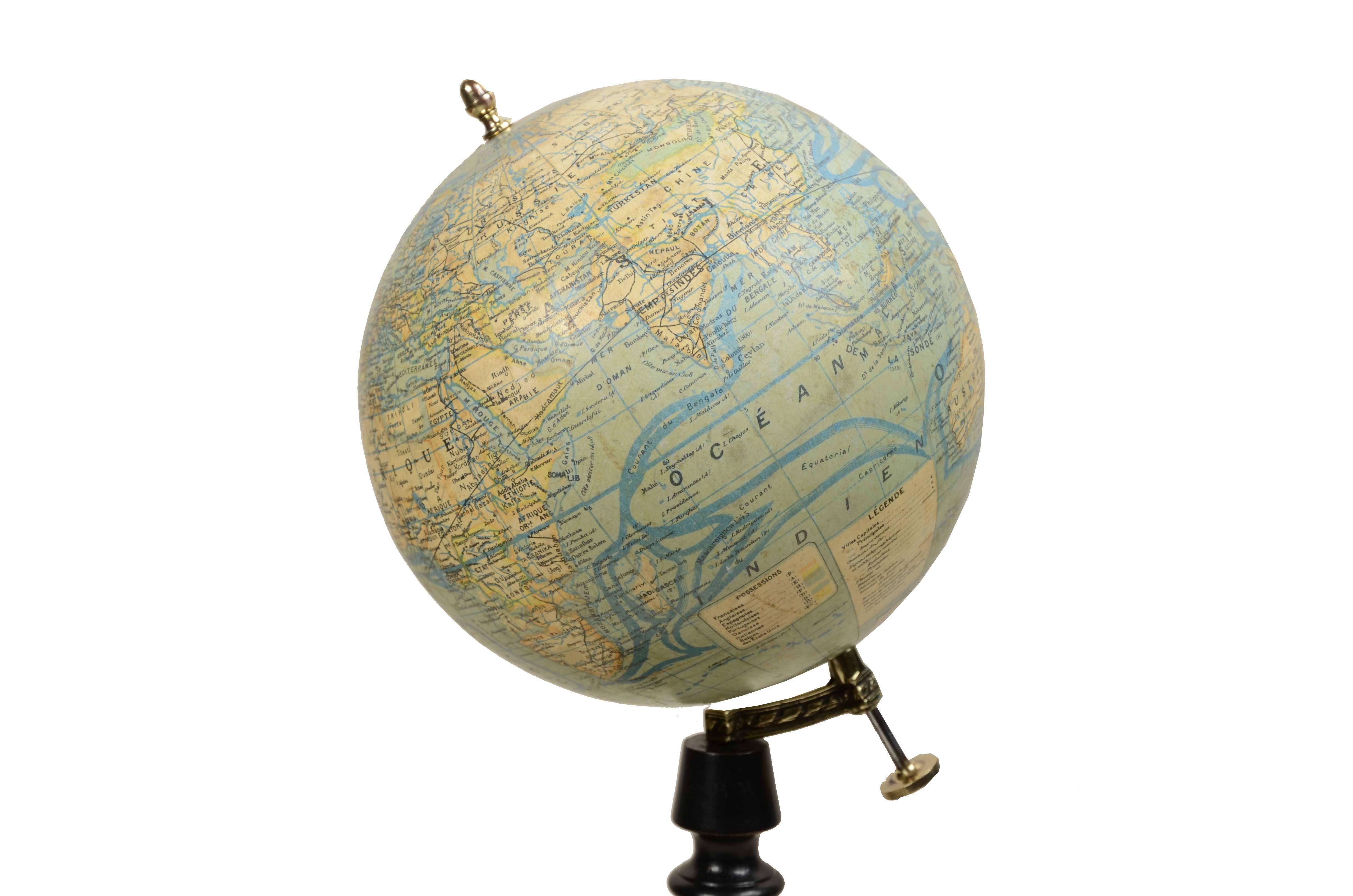 Weltkugel  terrestrre, herausgegeben in den 1930er Jahren von dem französischen Geographen J. Forest, die Kartusche lautet Dressé par J. FOREST Editeur Paris 17 - 19 Rue de Buci. Zusätzlich zu der sehr gut gezeichneten räumlichen Karte werden auch