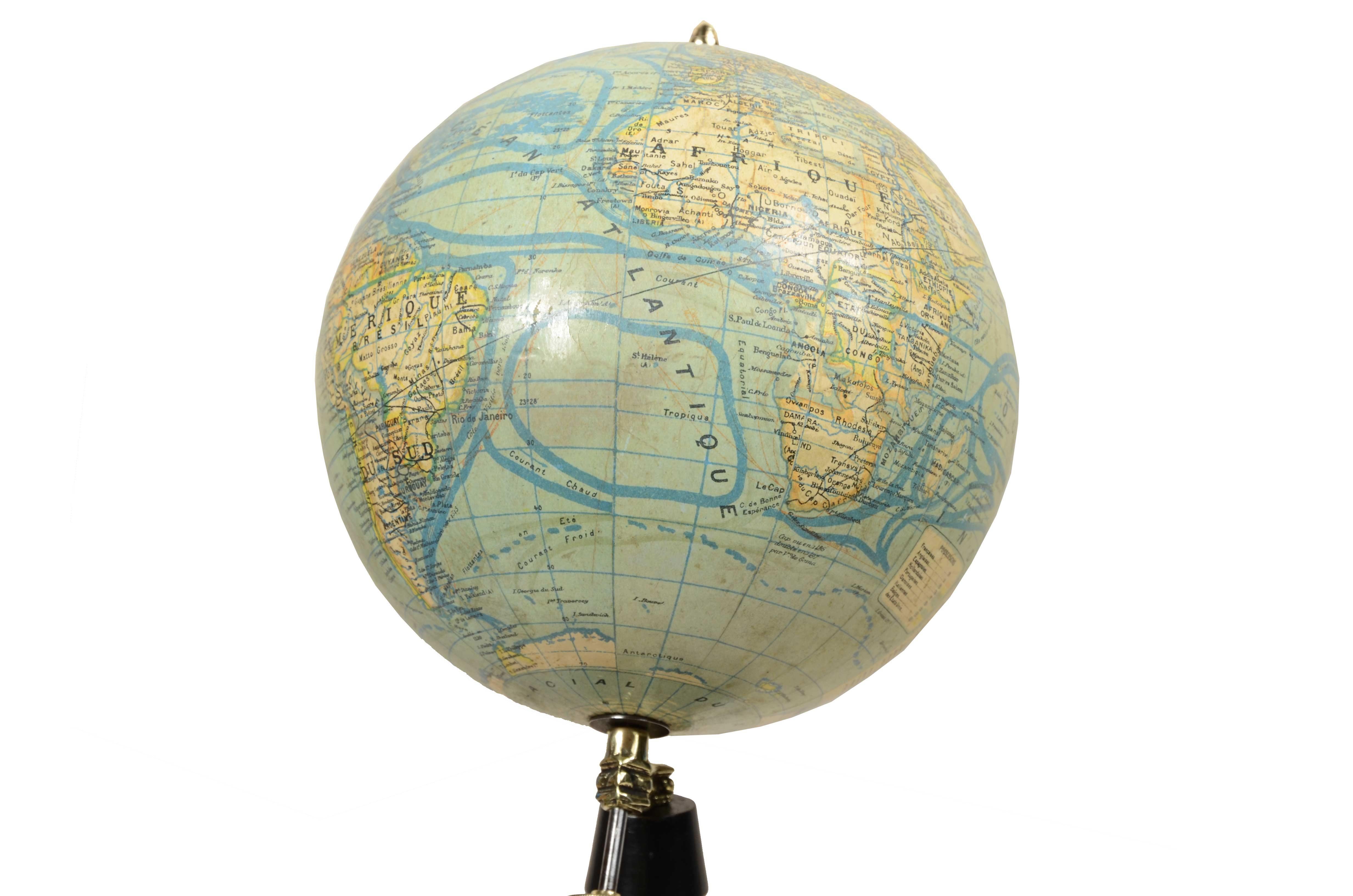 Weltkugel  terrestrre, veröffentlicht in den 1930er Jahren von dem französischen Geografen J. Forest Paris (Holz) im Angebot