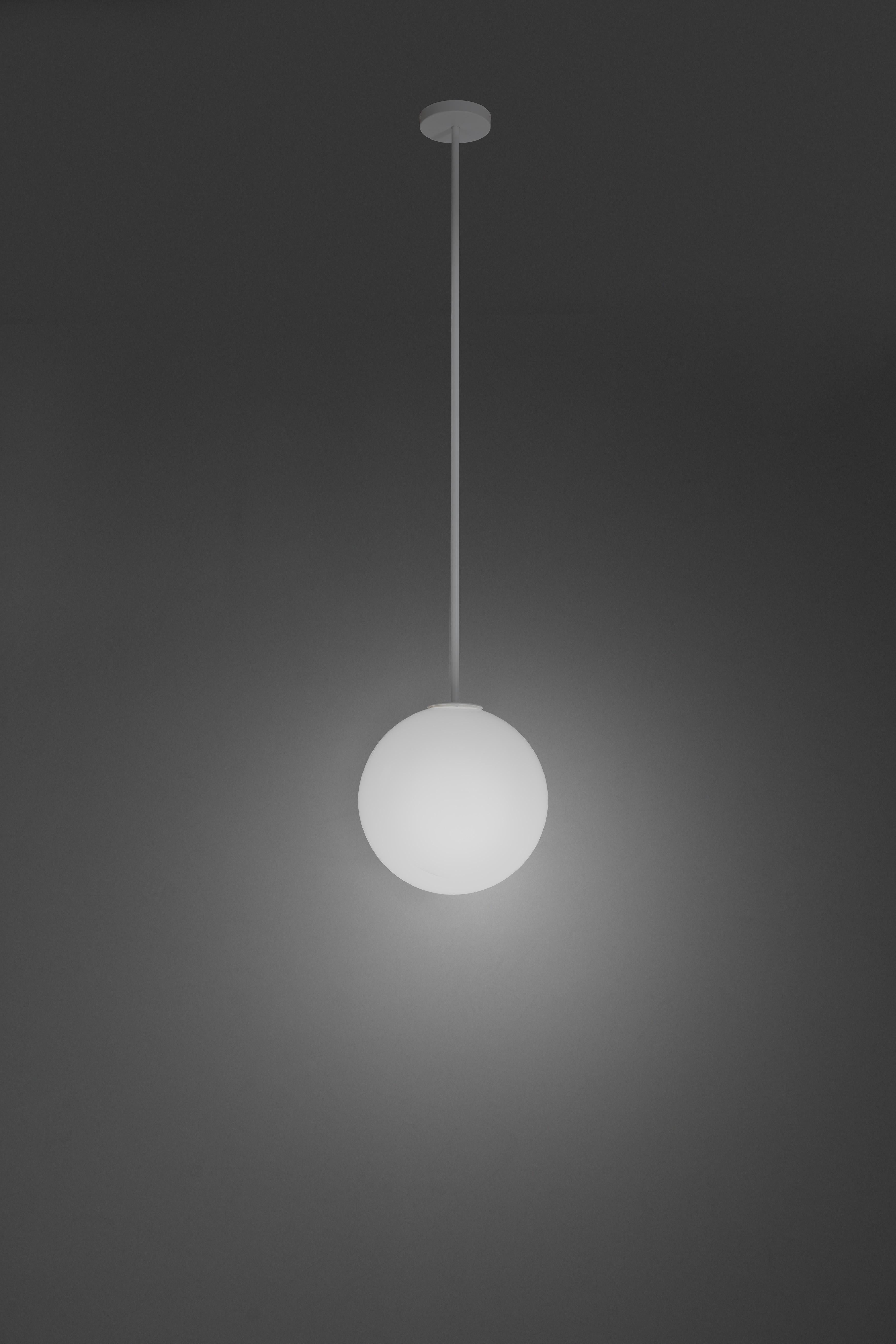Lampada a sospensione Globo Tige 30 Large di Studio A
Dimensioni: Ø 30 x H. 130 cm.
Materiali: Polietilene e metallo.

Disponibile in diverse dimensioni. I prezzi possono variare. Questo prodotto è adatto all'uso interno ed esterno. Tutte le nostre