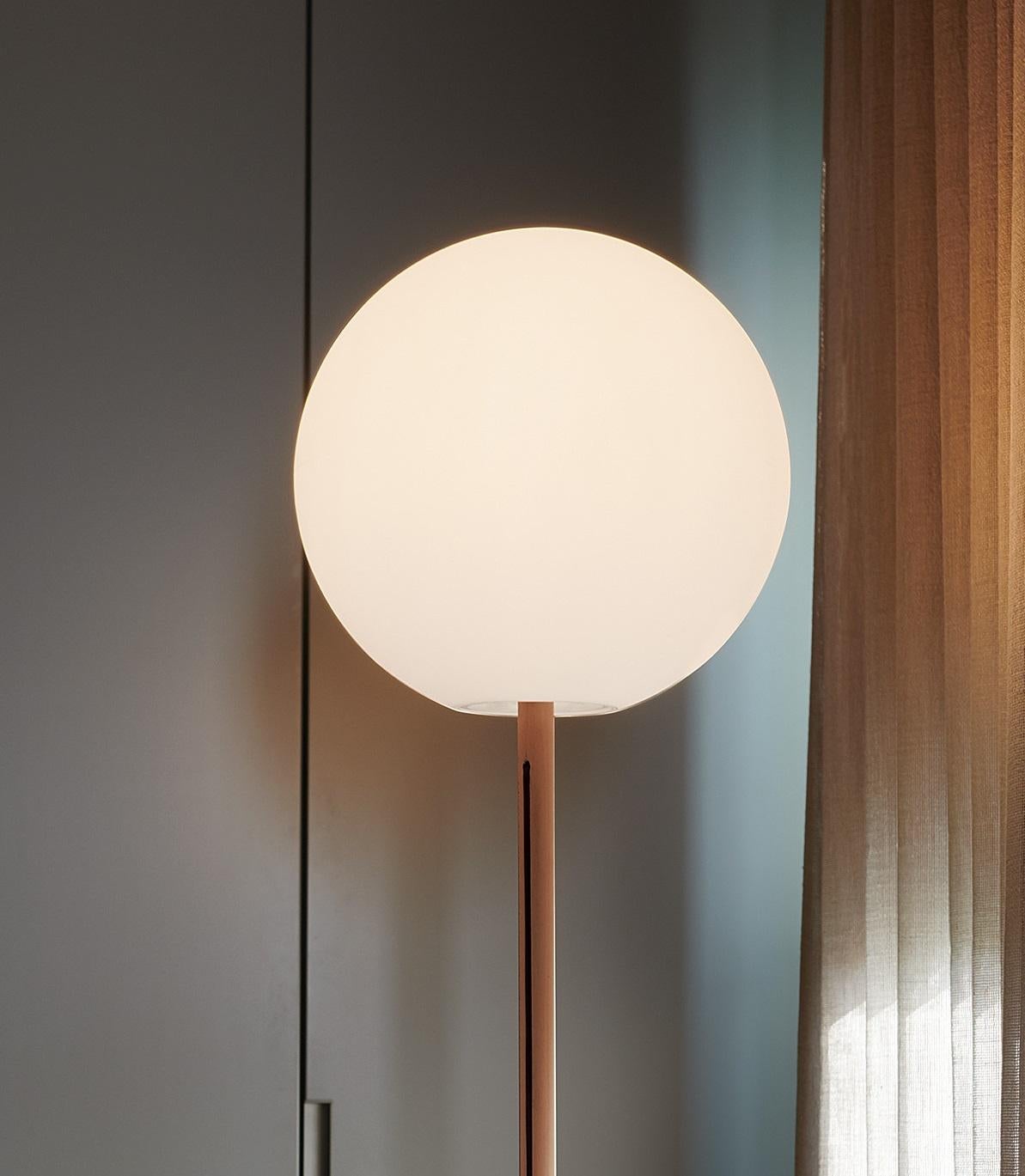 Postmoderne Lampadaire Globo en bois de SLIDE Studio en vente