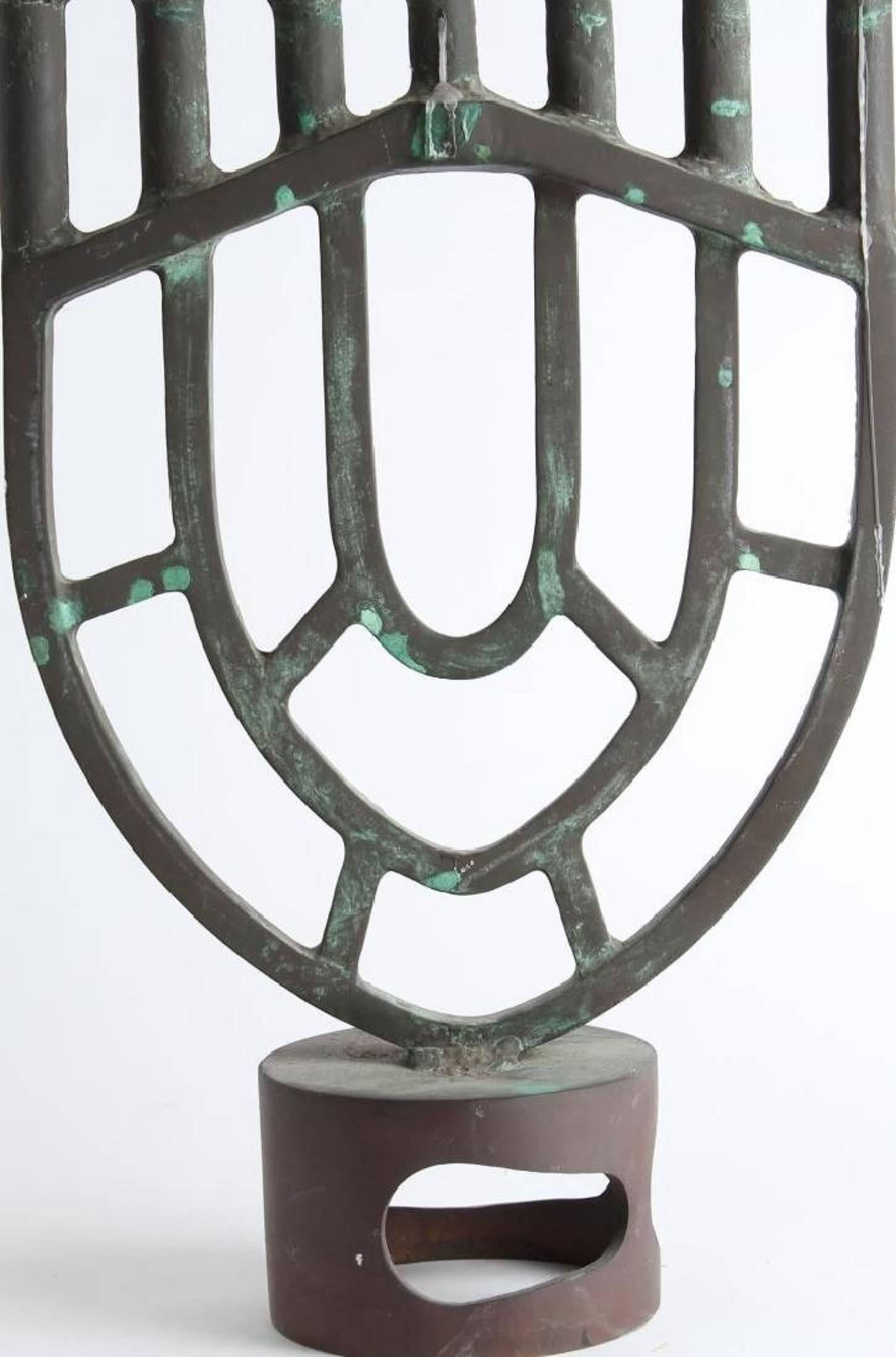 Modernistische Menorah-Kandelaber-Skulptur aus Bronze – Sculpture von Gloria Kisch