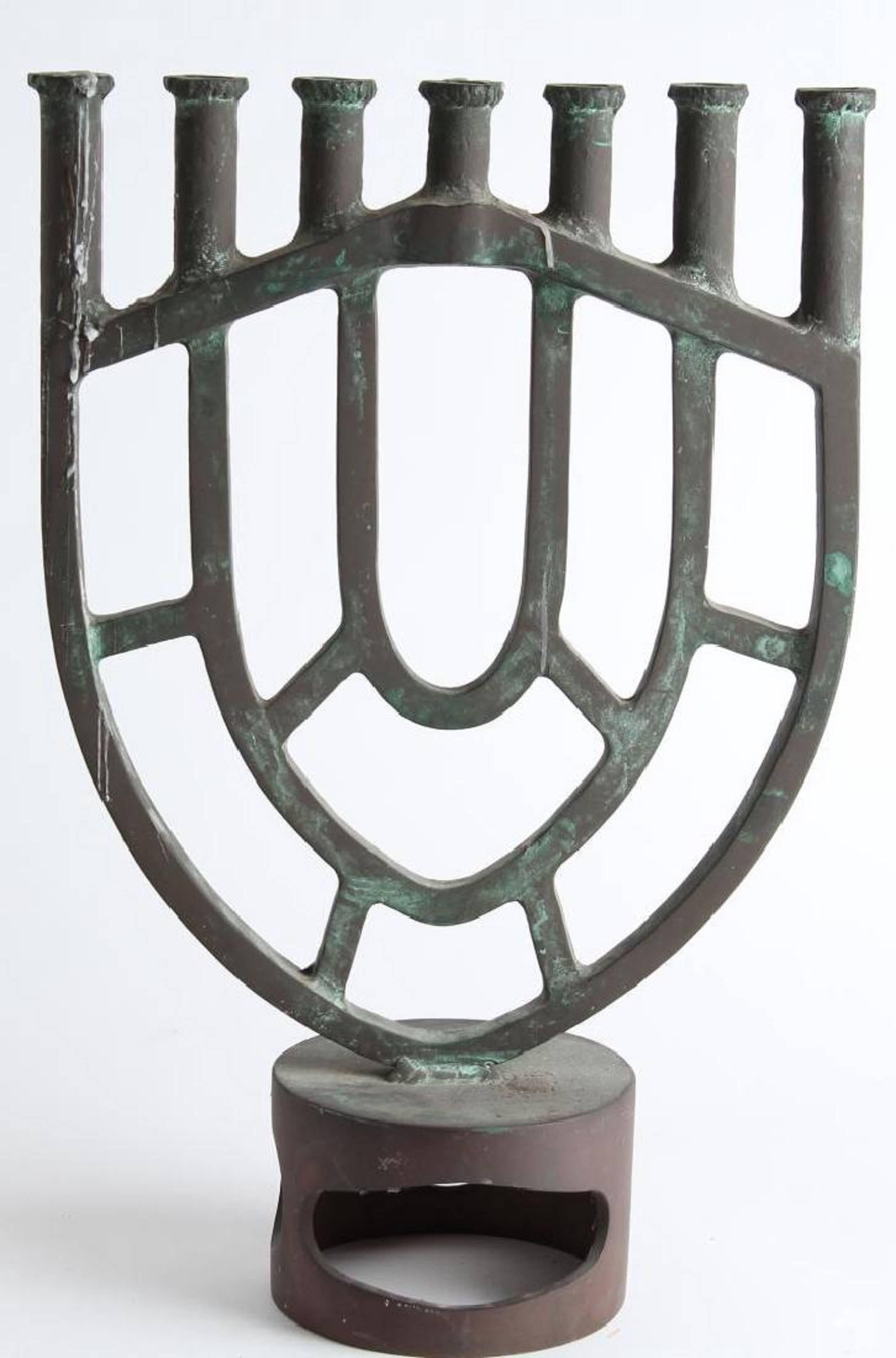 Gloria Kisch Still-Life Sculpture – Modernistische Menorah-Kandelaber-Skulptur aus Bronze