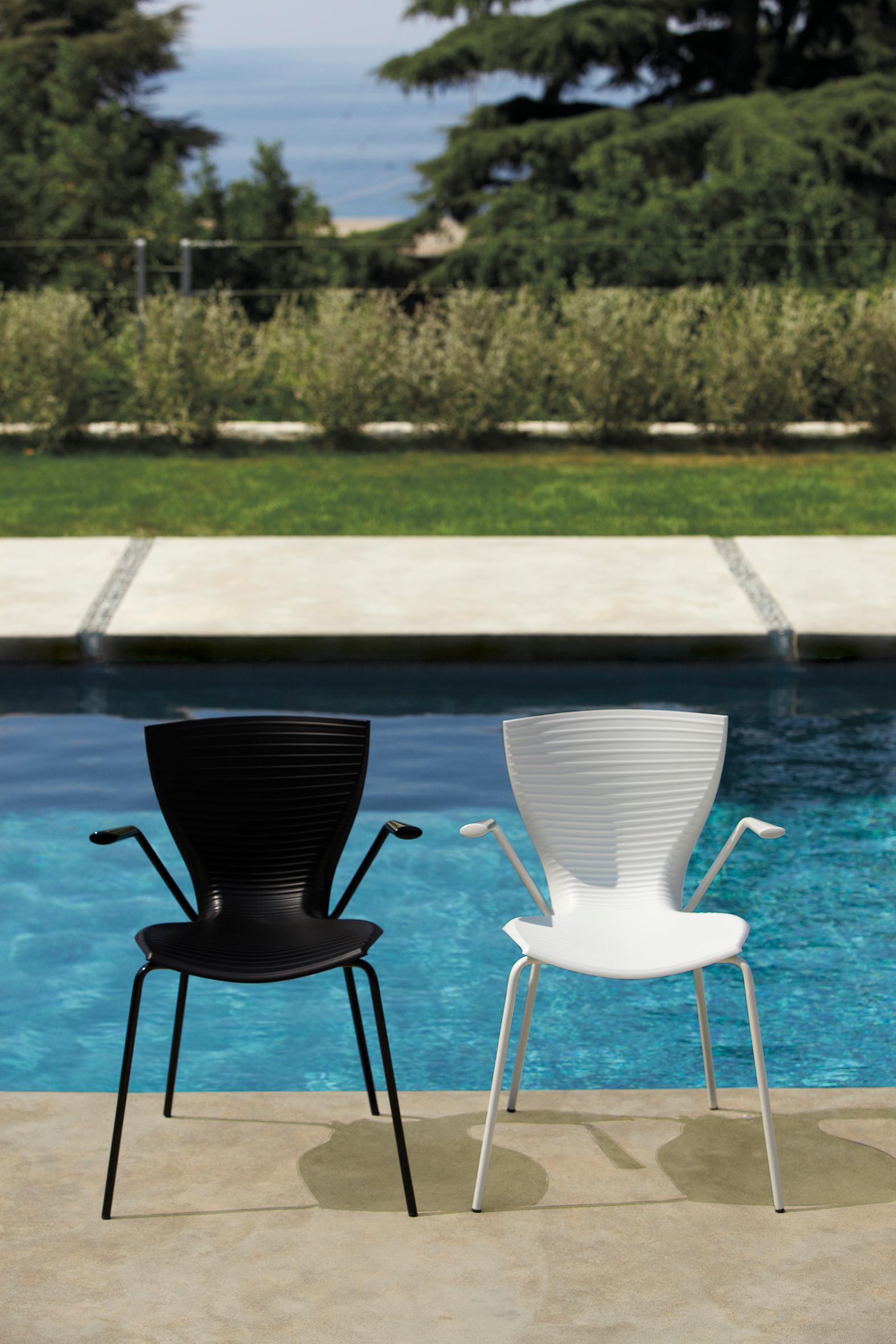 Chaise de réunion Gloria par Marc Sadler
Dimensions : 54 x 60 x 80 cm : D 54 x L 60 x H 80 cm. Hauteur du siège : 48 cm.
Matériaux : Polypropylène et châssis en acier.
Poids : 6 kg.

Disponible en deux couleurs différentes : blanc ou noir. Ce