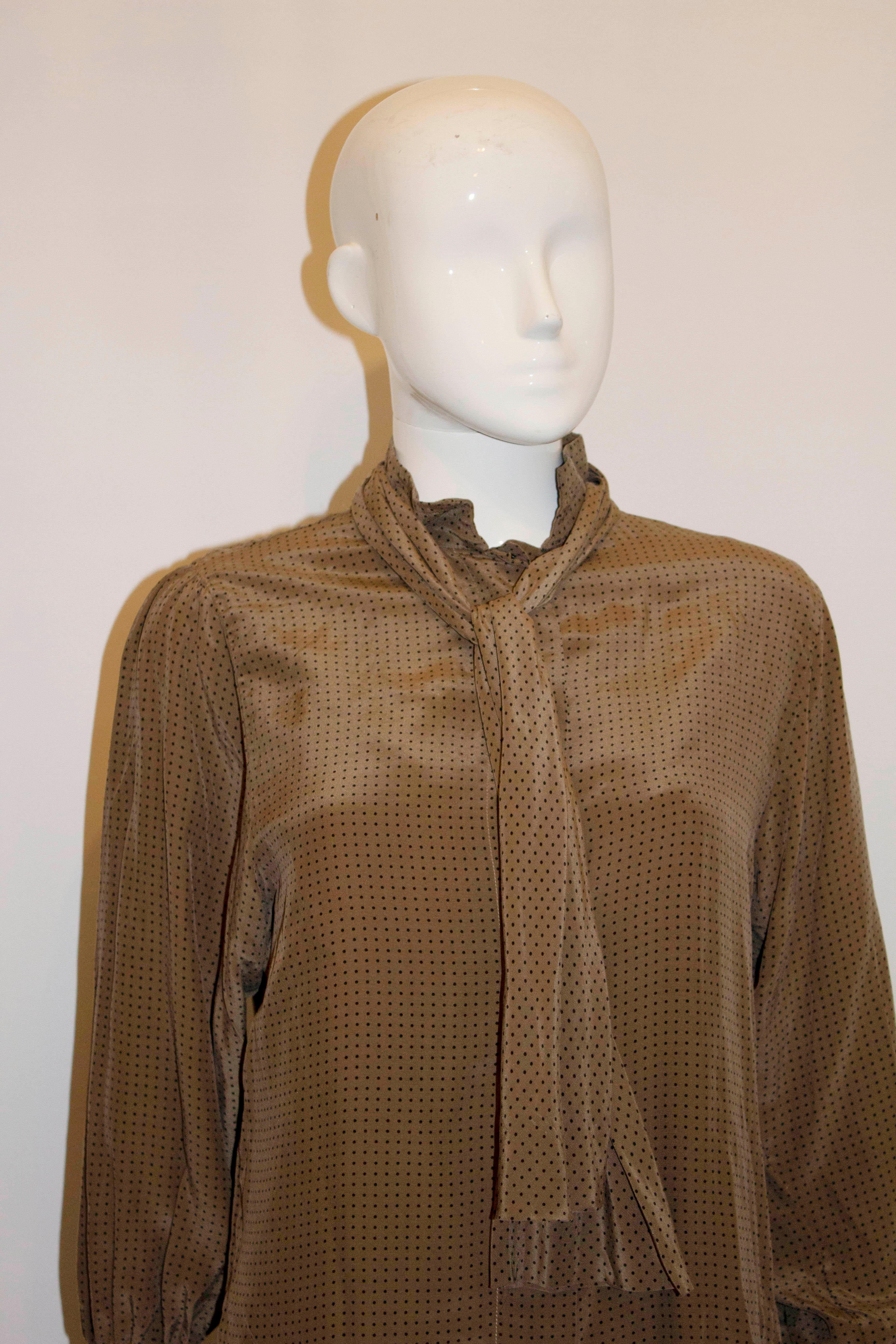 Gloria Sachs  Seidenbluse im Vintage-Stil, 1970er Jahre (Braun) im Angebot