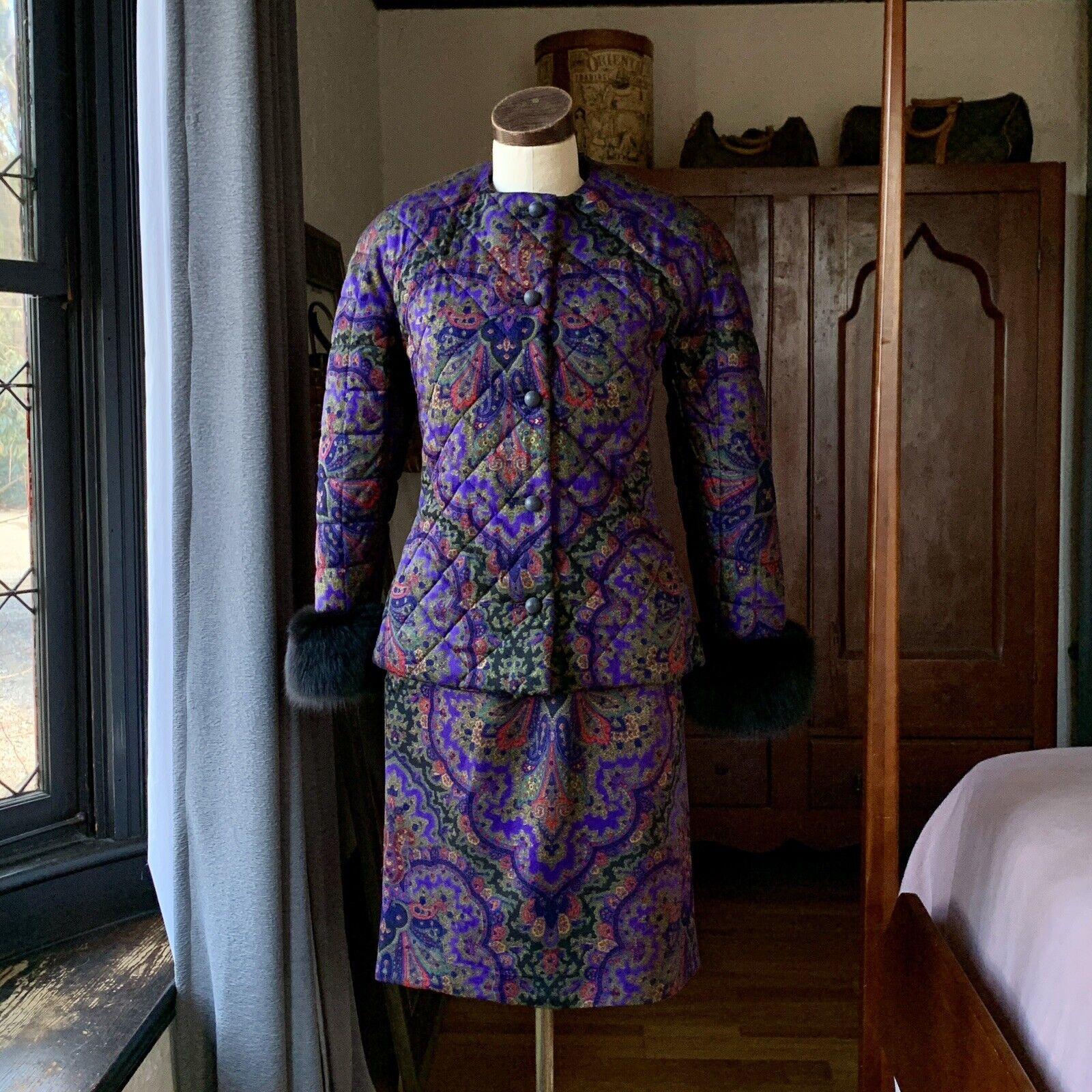 Gloria Sachs, Icone Suit, Vintage 1980's, 100% Pure Wool (Soft), Made in USA, Union Tag, Fully Lined.

Veste - matelassée, cinq boutons ronds en bois/argile, épaulettes, deux poches, poignets en fourrure noire souple,

Jupe - Fente au dos, crochets