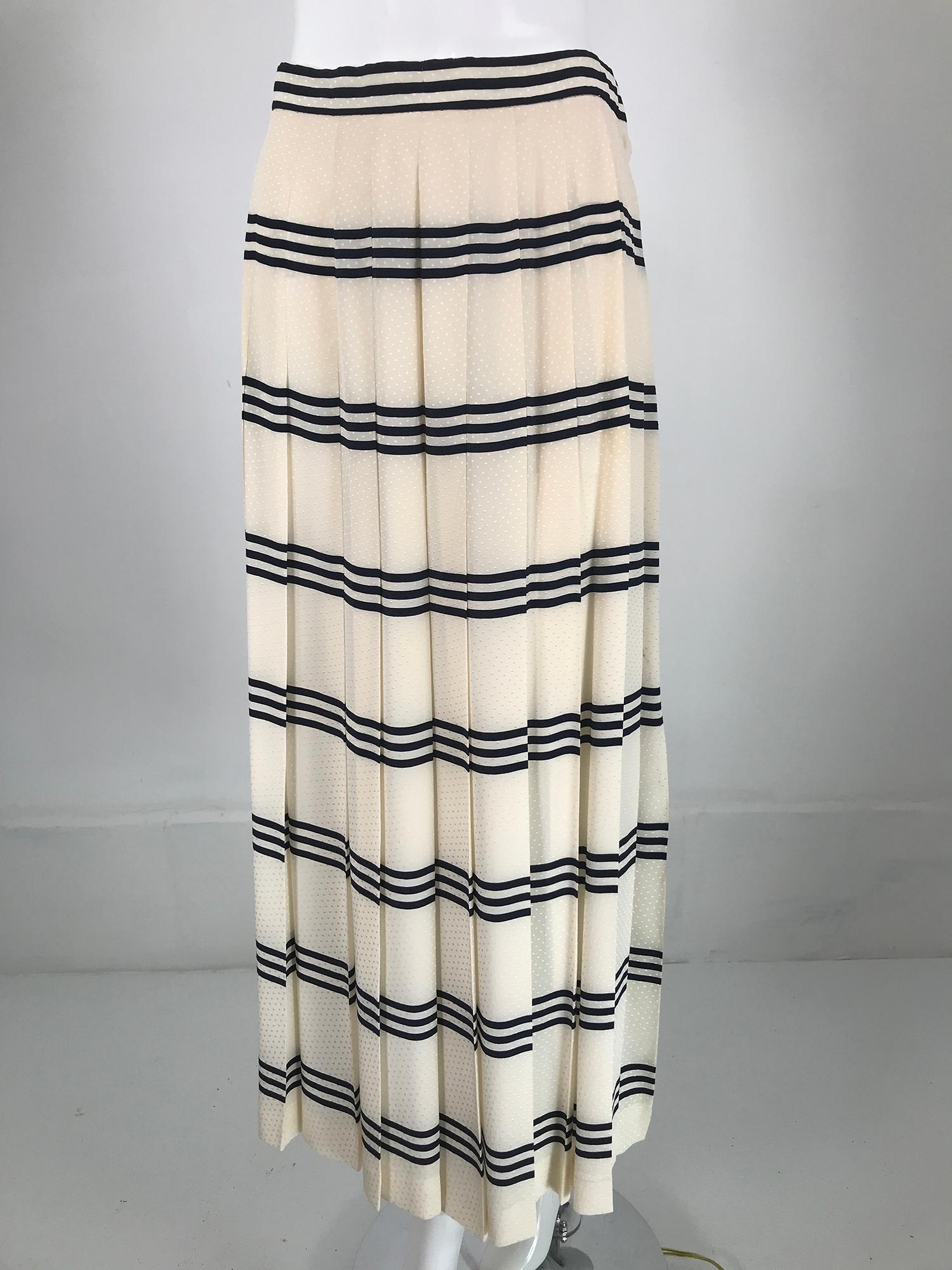Gloria Sachs Cream & Black Horizontal Stripe Silk Jacquard Pleated Skirt 1980s  For Sale 3