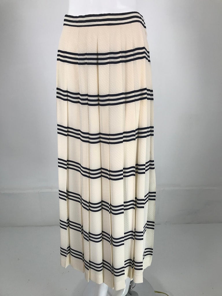 Gloria Sachs - Jupe plissée en jacquard de soie à rayures horizontales  crème et noire, années 1980 En vente sur 1stDibs