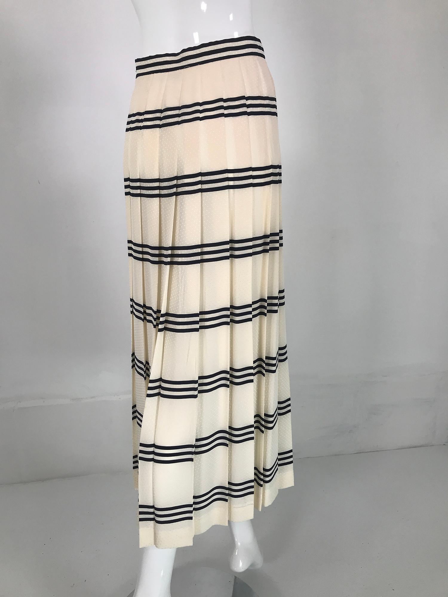 Gloria Sachs Cream & Black Horizontal Stripe Silk Jacquard Pleated Skirt 1980s  In Excellent Condition For Sale In West Palm Beach, FL