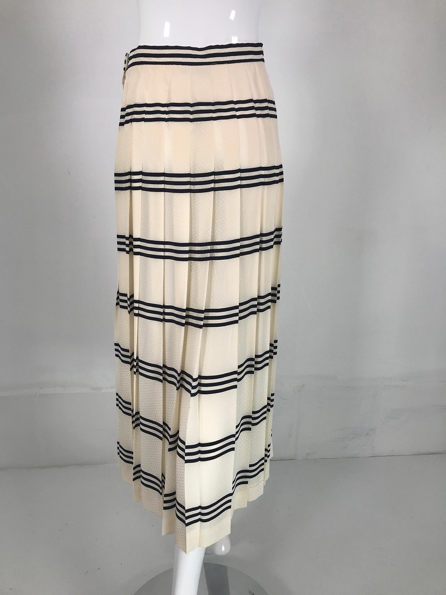 Women's Gloria Sachs Cream & Black Horizontal Stripe Silk Jacquard Pleated Skirt 1980s  For Sale