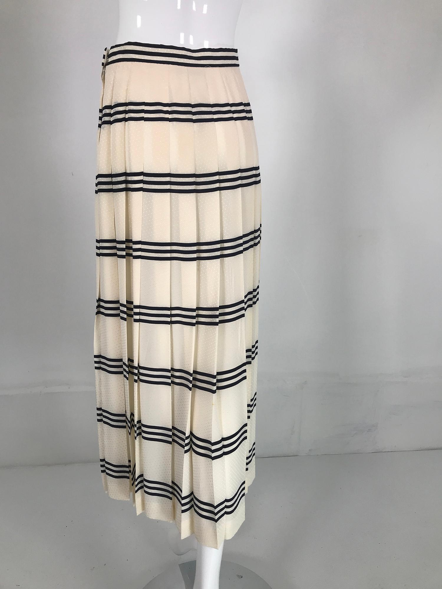 Gloria Sachs Cream & Black Horizontal Stripe Silk Jacquard Pleated Skirt 1980s  For Sale 1