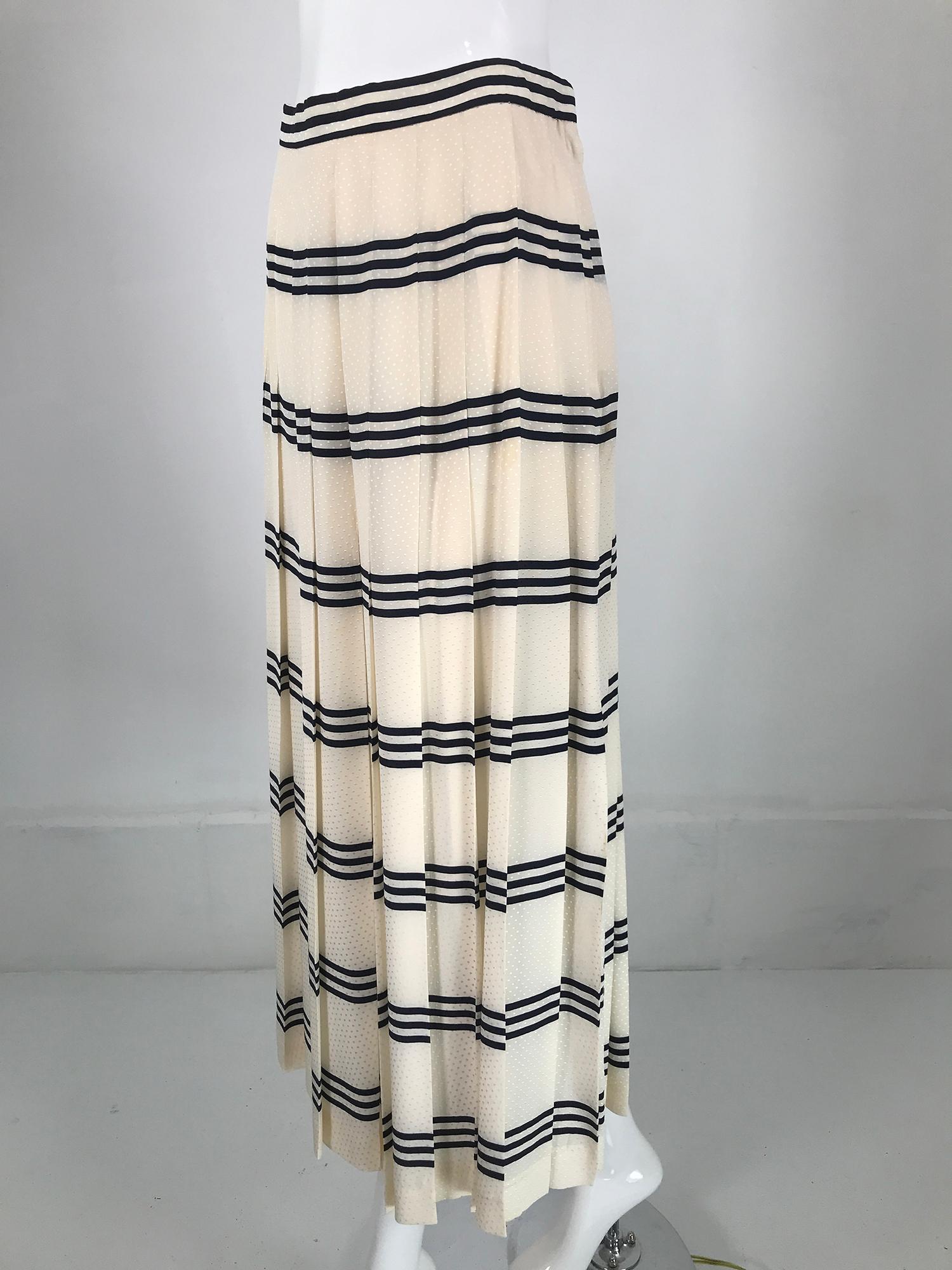Gloria Sachs Cream & Black Horizontal Stripe Silk Jacquard Pleated Skirt 1980s  For Sale 2