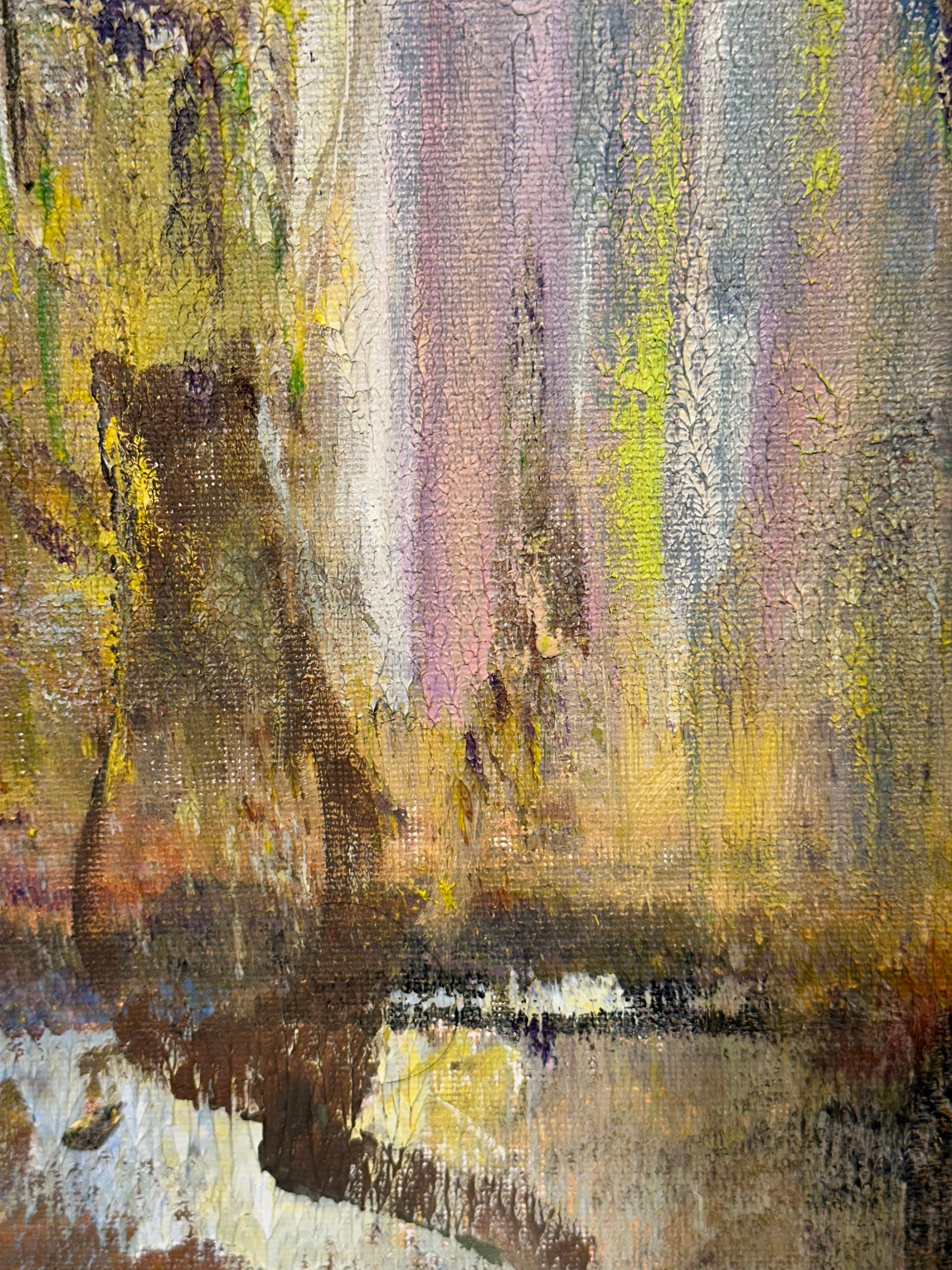 Stellen Sie sich einen sanften Morgen vor, an dem das Sonnenlicht noch nicht seine volle Kraft entfaltet hat. Eine Katze sitzt ruhig und entspannt auf einem Balkon und schaut auf die Welt jenseits des Fensters hinaus. Man kann nicht jedes Detail der