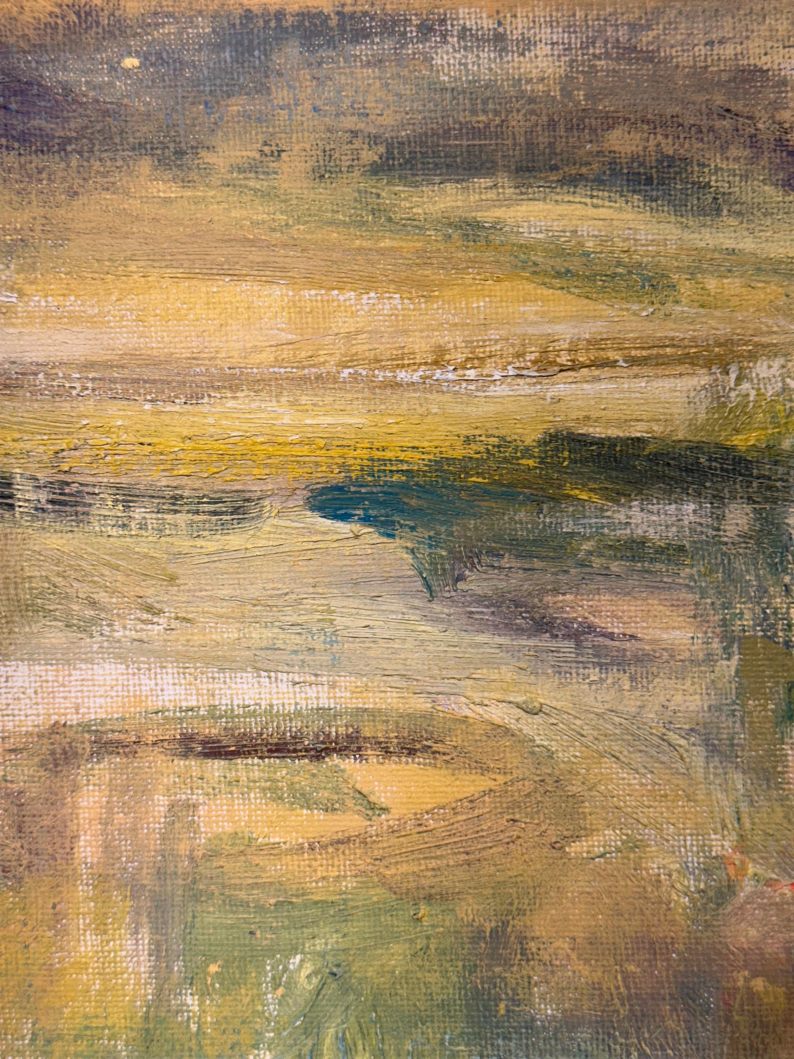 Stellen Sie sich eine Hochebene vor, die in das Morgenlicht getaucht ist. Die Erde dehnt sich in gedämpften Gold-, Ocker- und Grüntönen aus, mit sanften lila und blauen Untertönen, die sich wie Erinnerungen unter der Oberfläche bewegen. Der Horizont