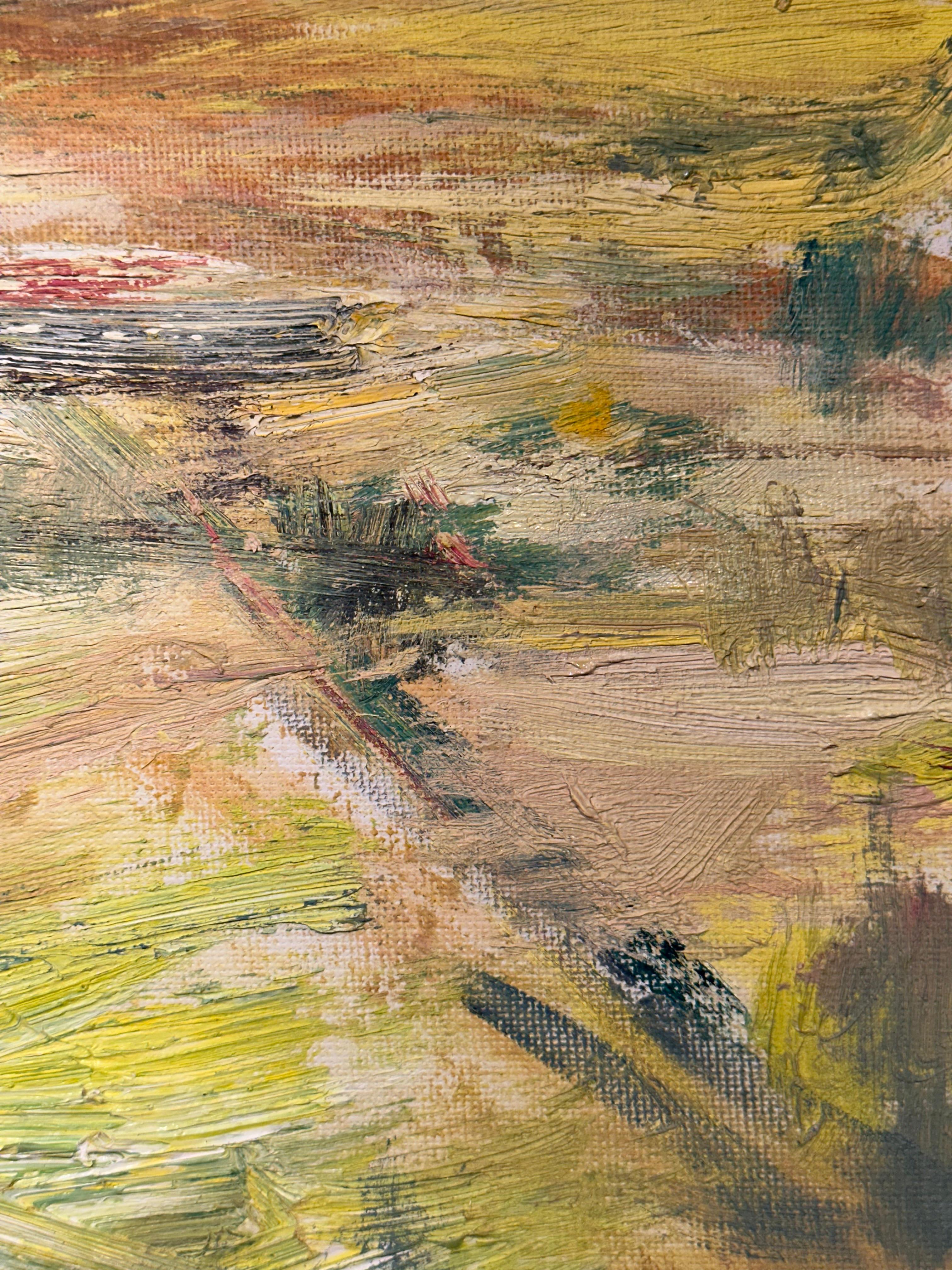 Stellen Sie sich vor, Sie stehen nach einem langen Tag allein auf einem Hochplateau. Die Welt breitet sich vor Ihnen aus, ein Wandteppich aus Gold, Grün und Veilchen unter einem wolkenverhangenen, hellen Himmel. Die Luft ist still und doch voller