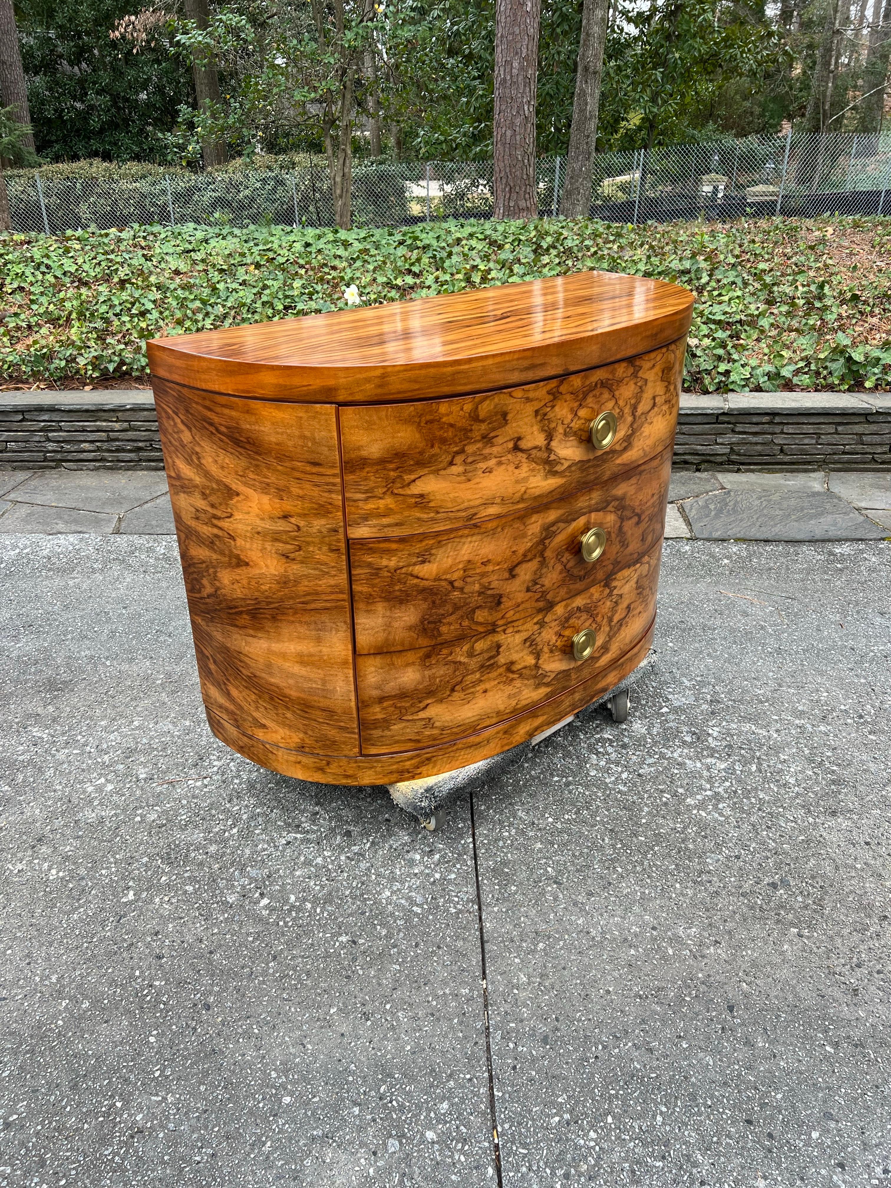 Splendida commode Art Deco in radica di noce Bookmatch di Donald Deskey per Widdicomb in vendita 3