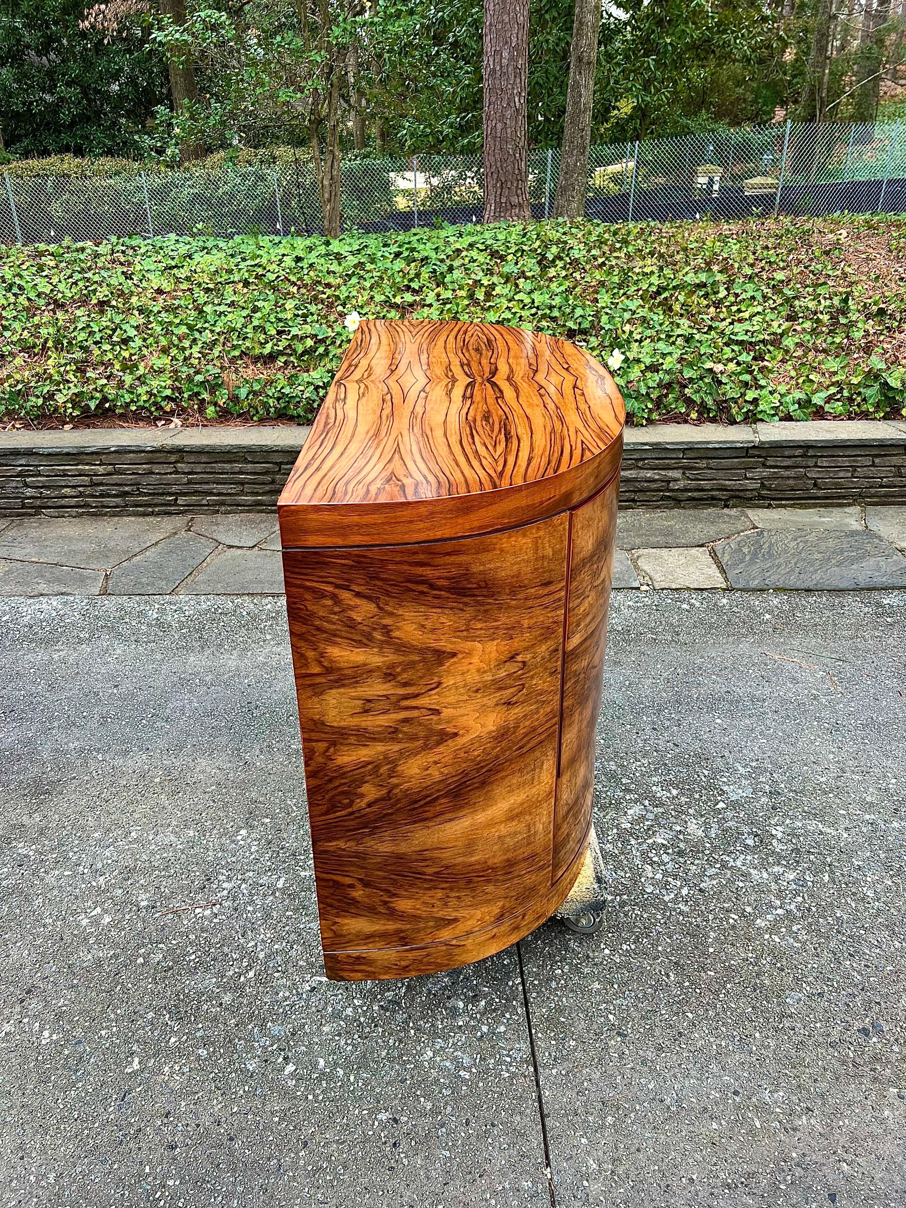 Splendida commode Art Deco in radica di noce Bookmatch di Donald Deskey per Widdicomb in vendita 4