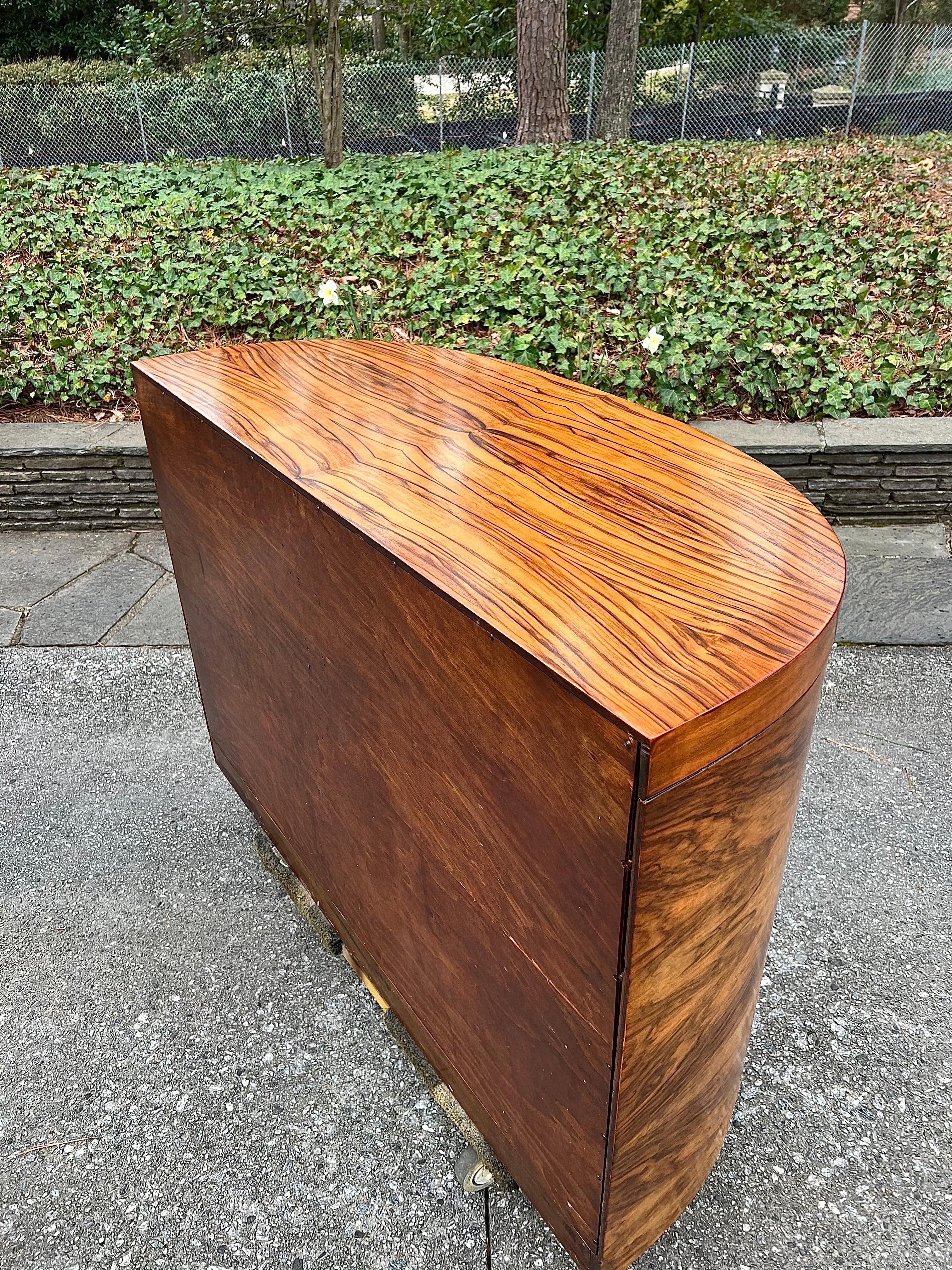 Splendida commode Art Deco in radica di noce Bookmatch di Donald Deskey per Widdicomb in vendita 5