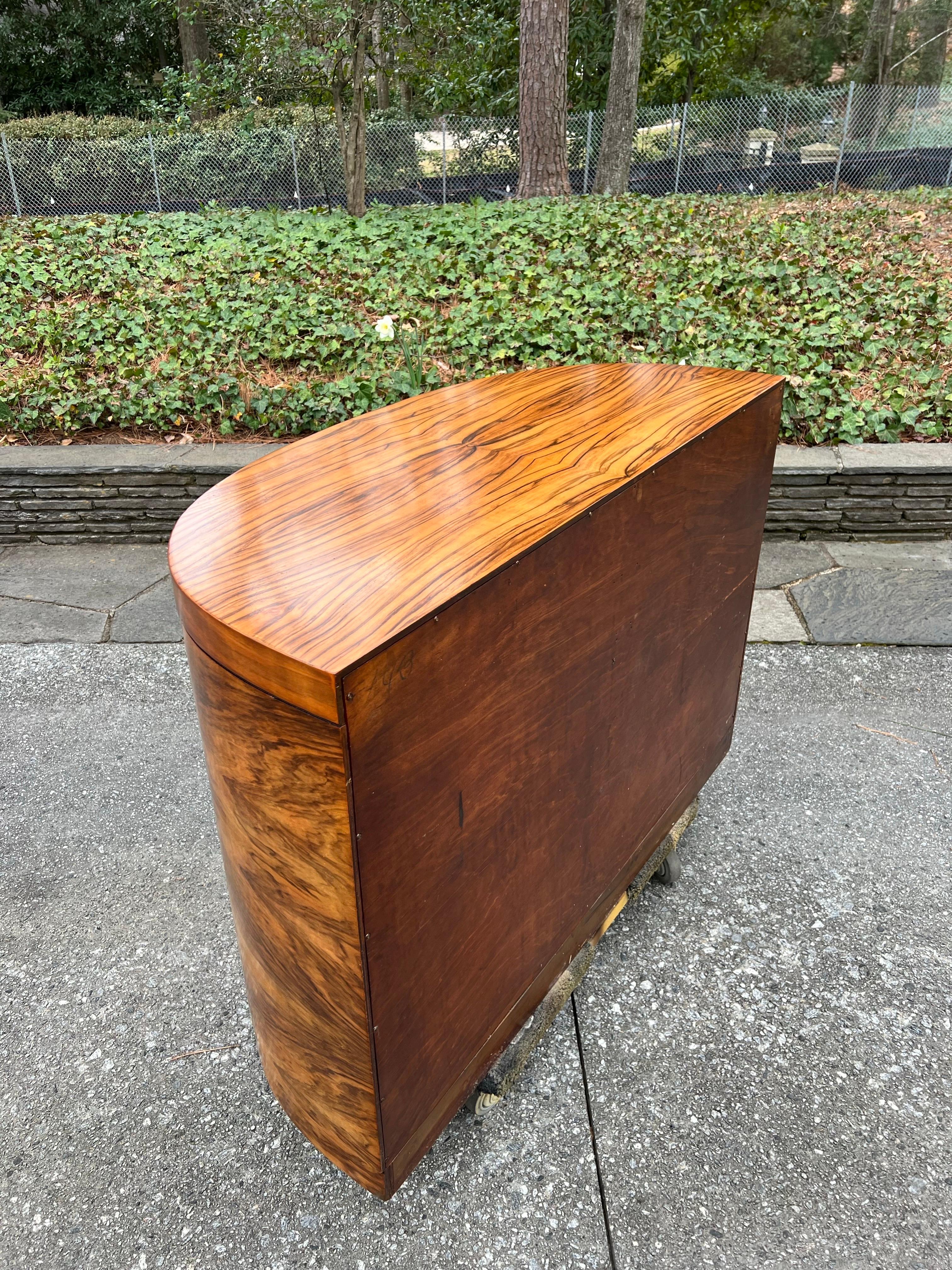 Splendida commode Art Deco in radica di noce Bookmatch di Donald Deskey per Widdicomb in vendita 6