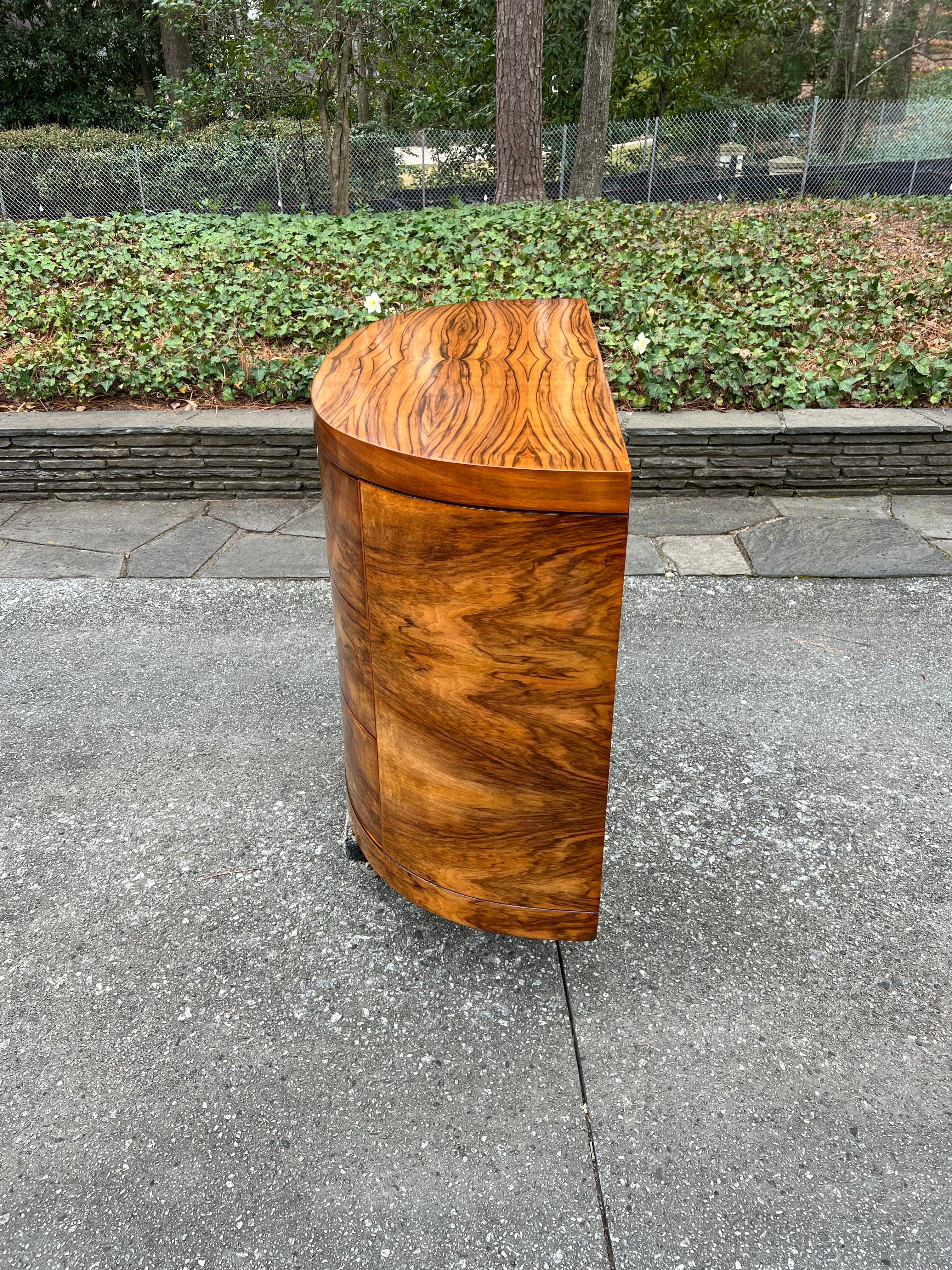 Splendida commode Art Deco in radica di noce Bookmatch di Donald Deskey per Widdicomb in vendita 7