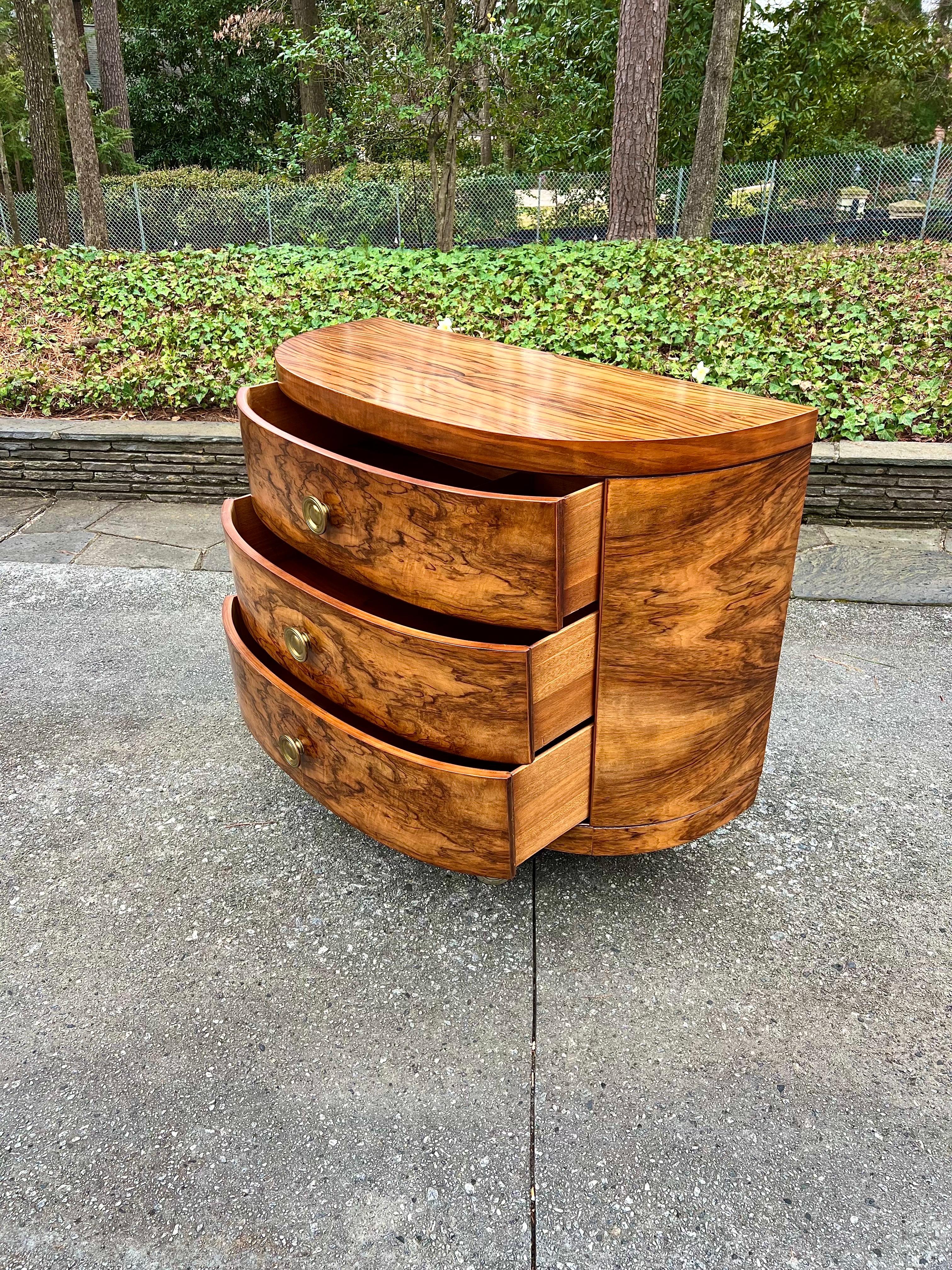 Splendida commode Art Deco in radica di noce Bookmatch di Donald Deskey per Widdicomb in vendita 8