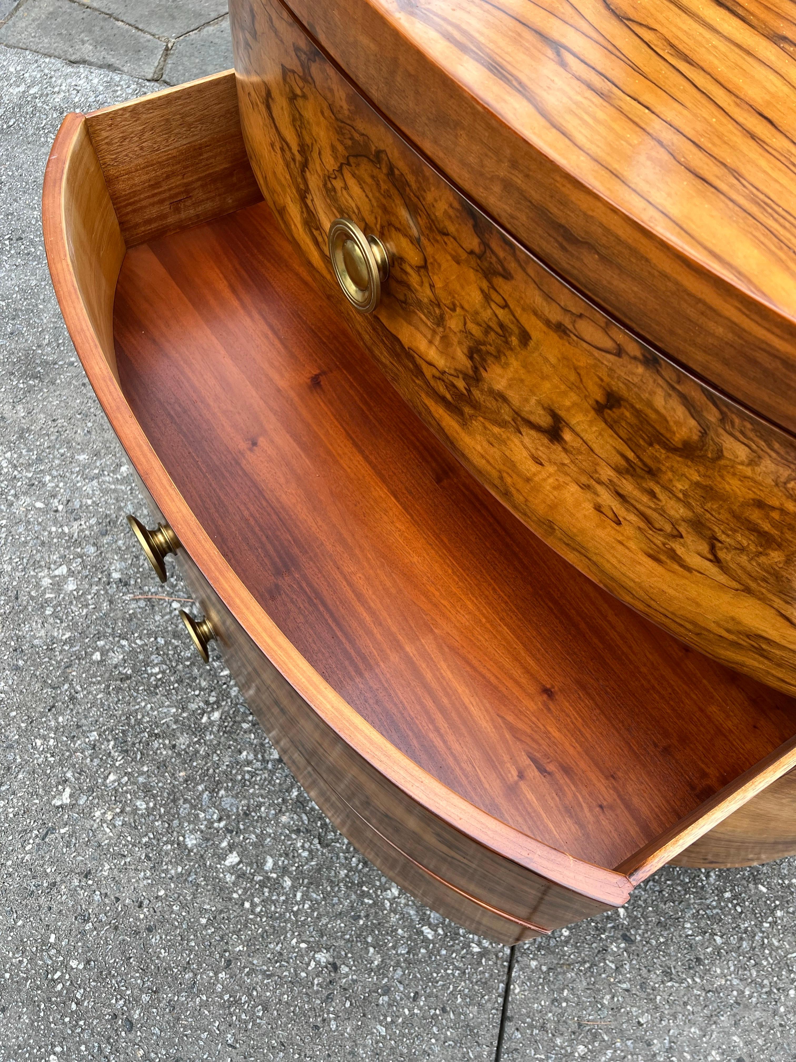 Splendida commode Art Deco in radica di noce Bookmatch di Donald Deskey per Widdicomb in vendita 9