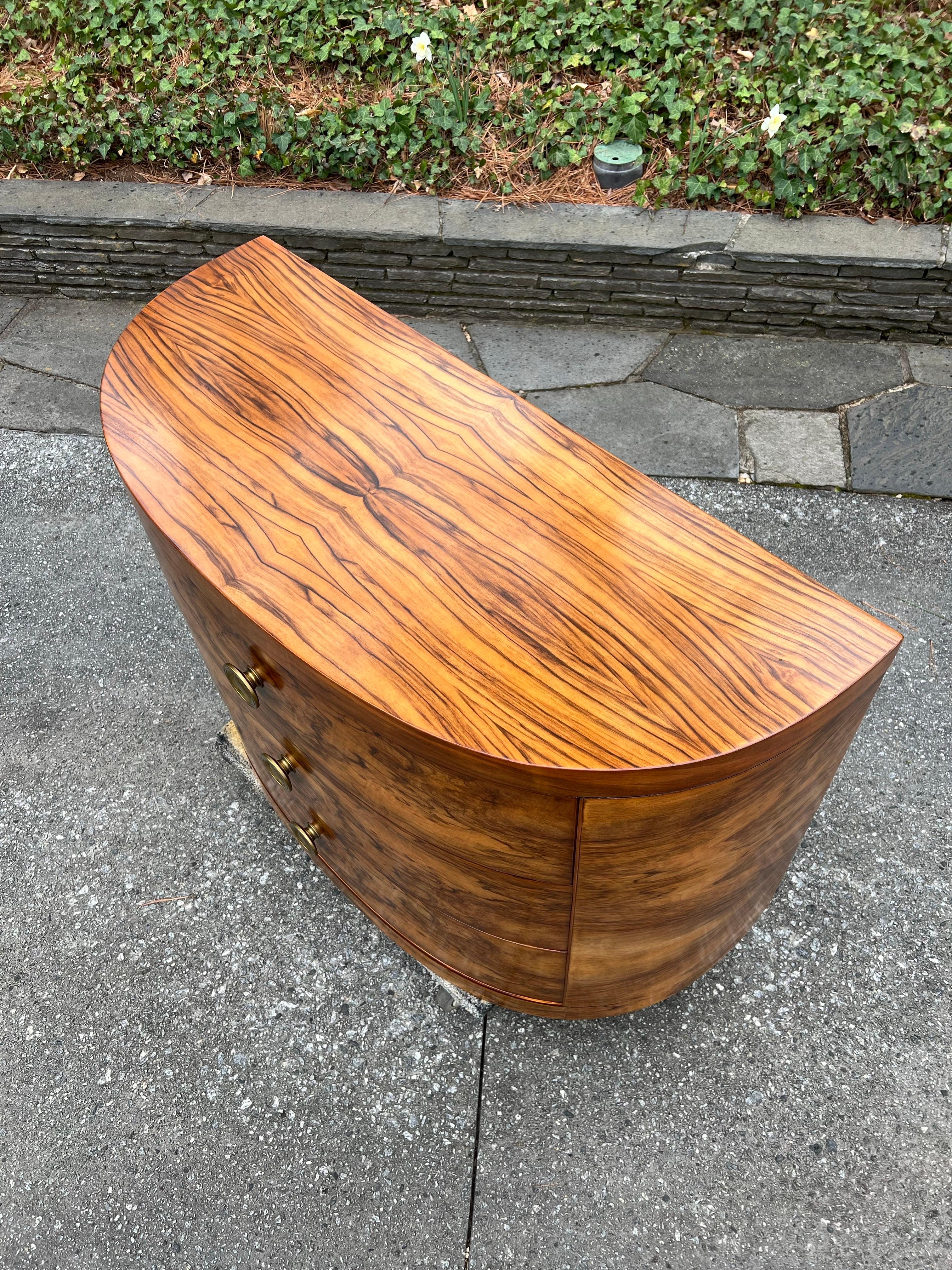 Splendida commode Art Deco in radica di noce Bookmatch di Donald Deskey per Widdicomb in vendita 11