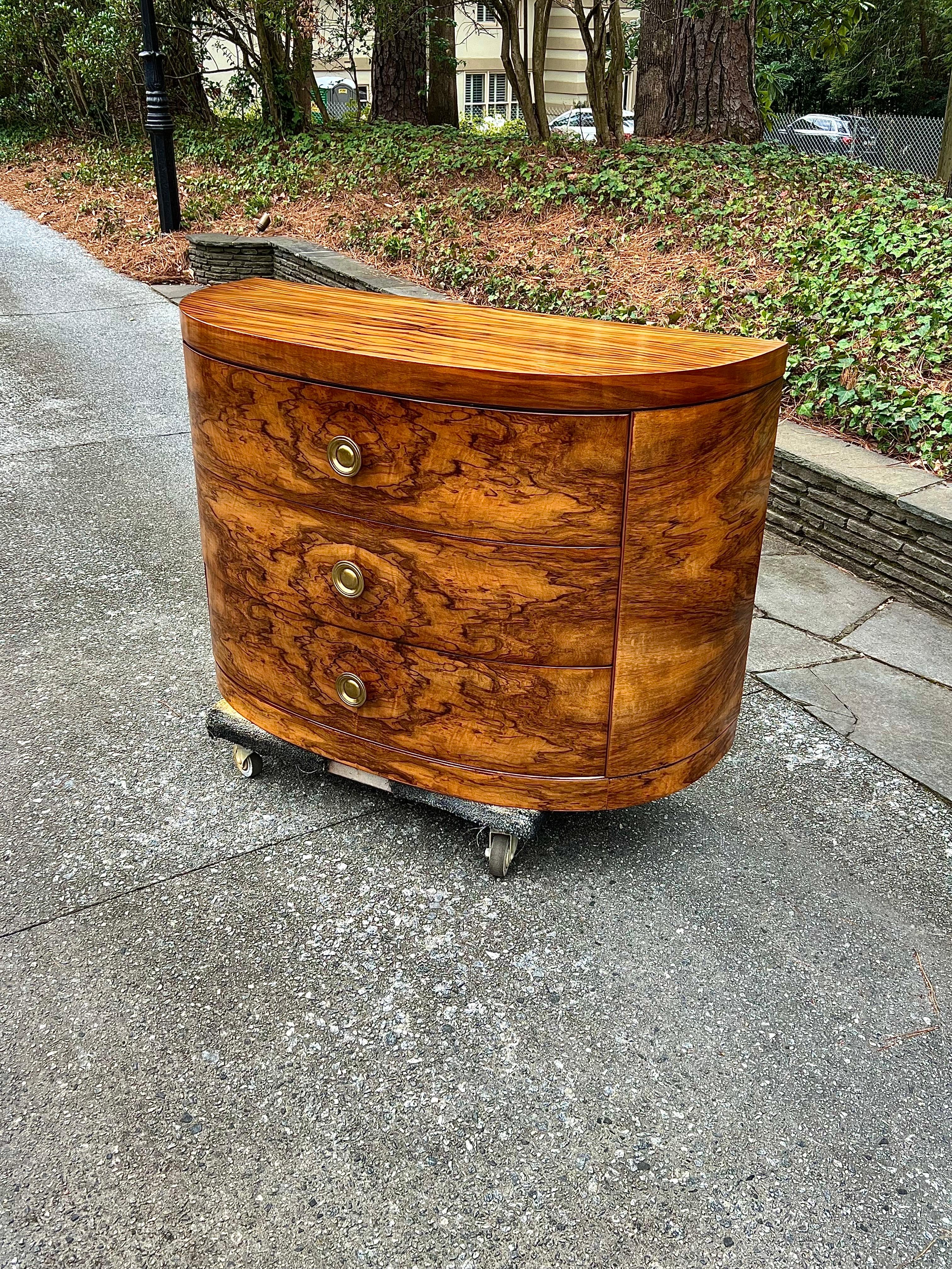 Art Déco Splendida commode Art Deco in radica di noce Bookmatch di Donald Deskey per Widdicomb in vendita