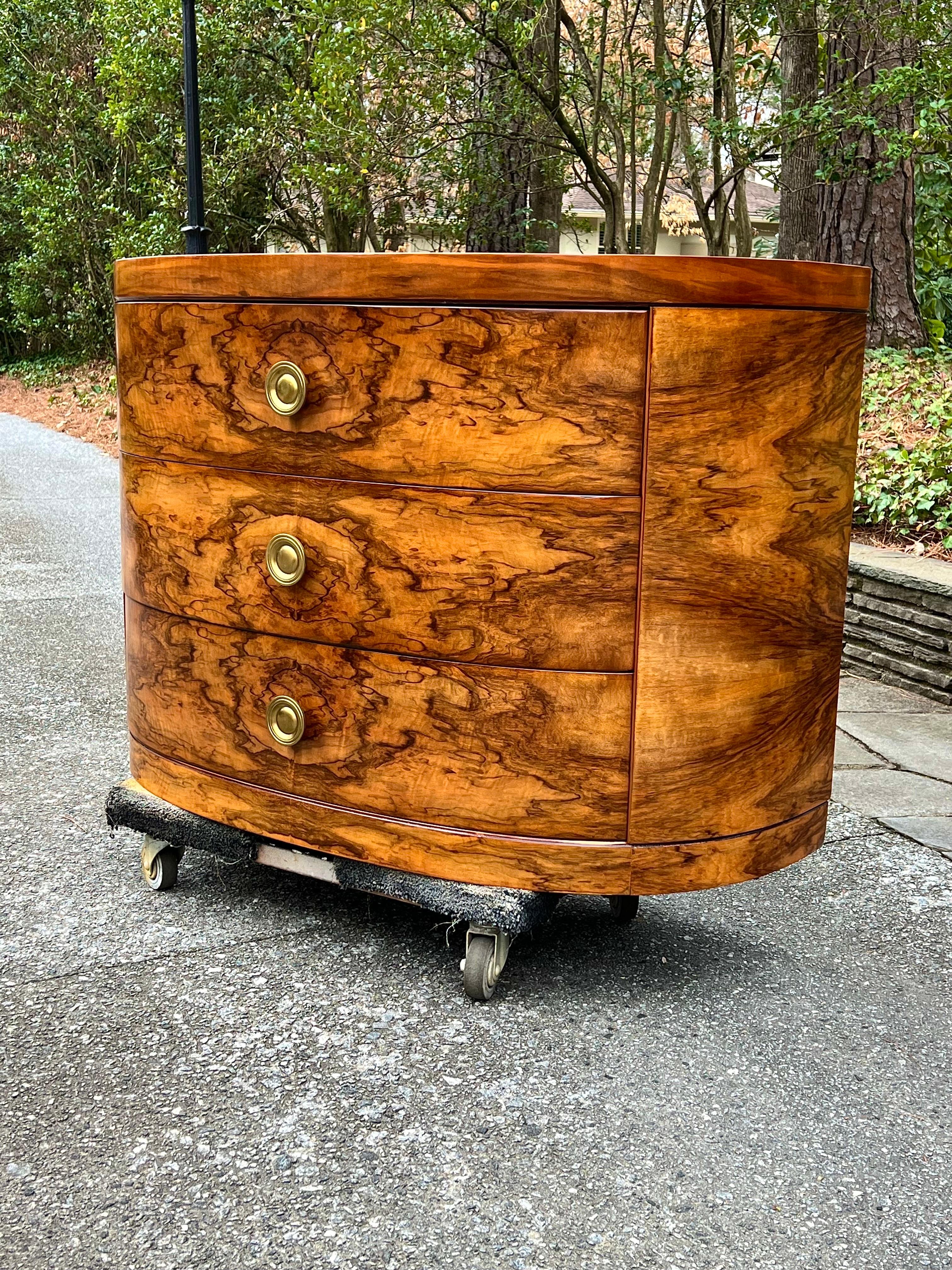 Splendida commode Art Deco in radica di noce Bookmatch di Donald Deskey per Widdicomb In condizioni ottime in vendita a Atlanta, GA