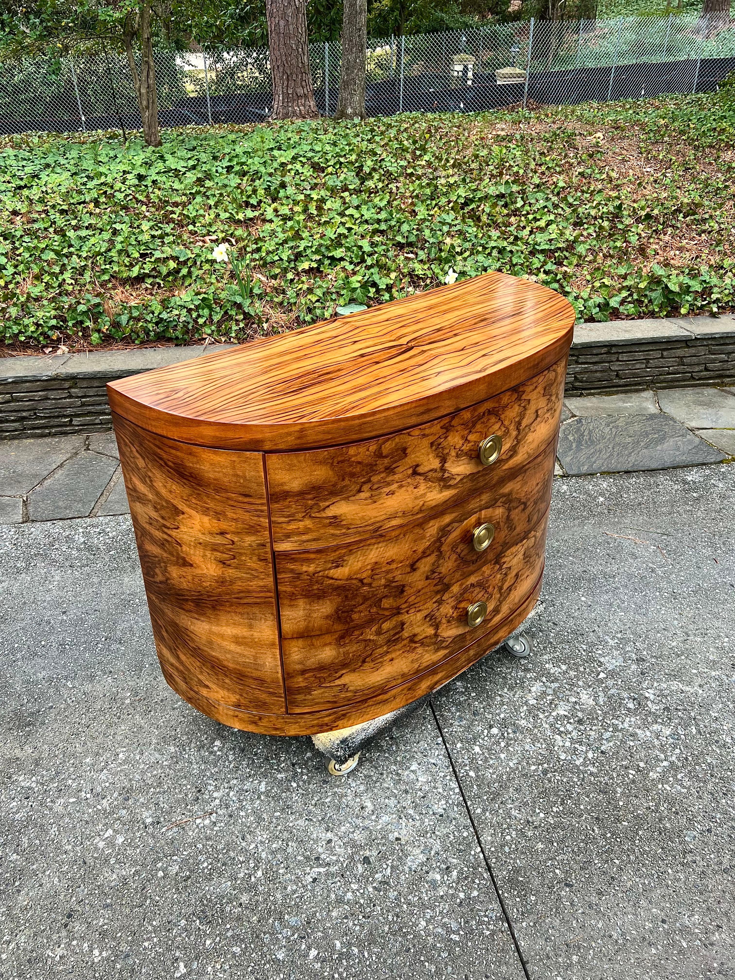 Metà XX secolo Splendida commode Art Deco in radica di noce Bookmatch di Donald Deskey per Widdicomb in vendita