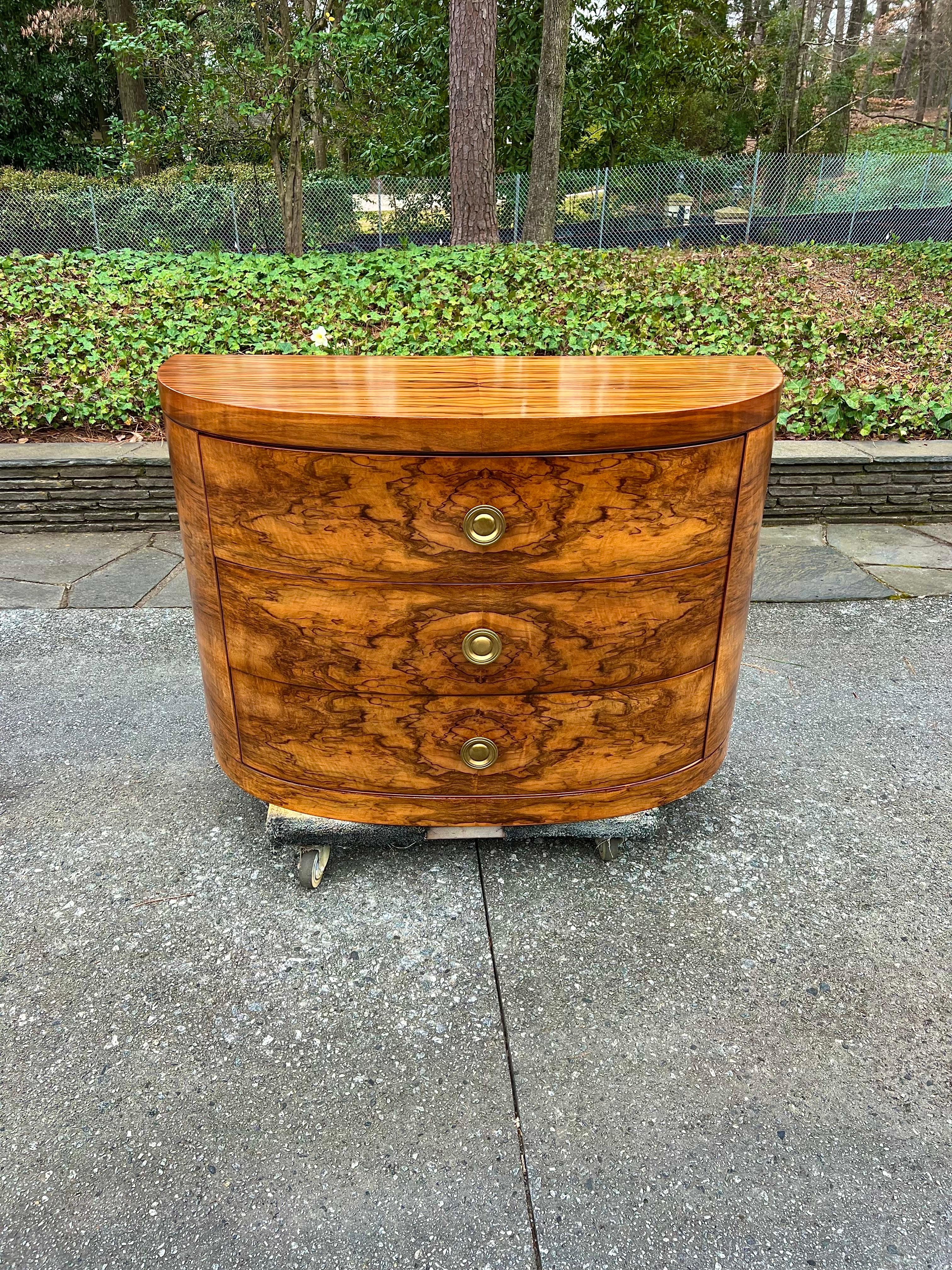 Splendida commode Art Deco in radica di noce Bookmatch di Donald Deskey per Widdicomb in vendita 1