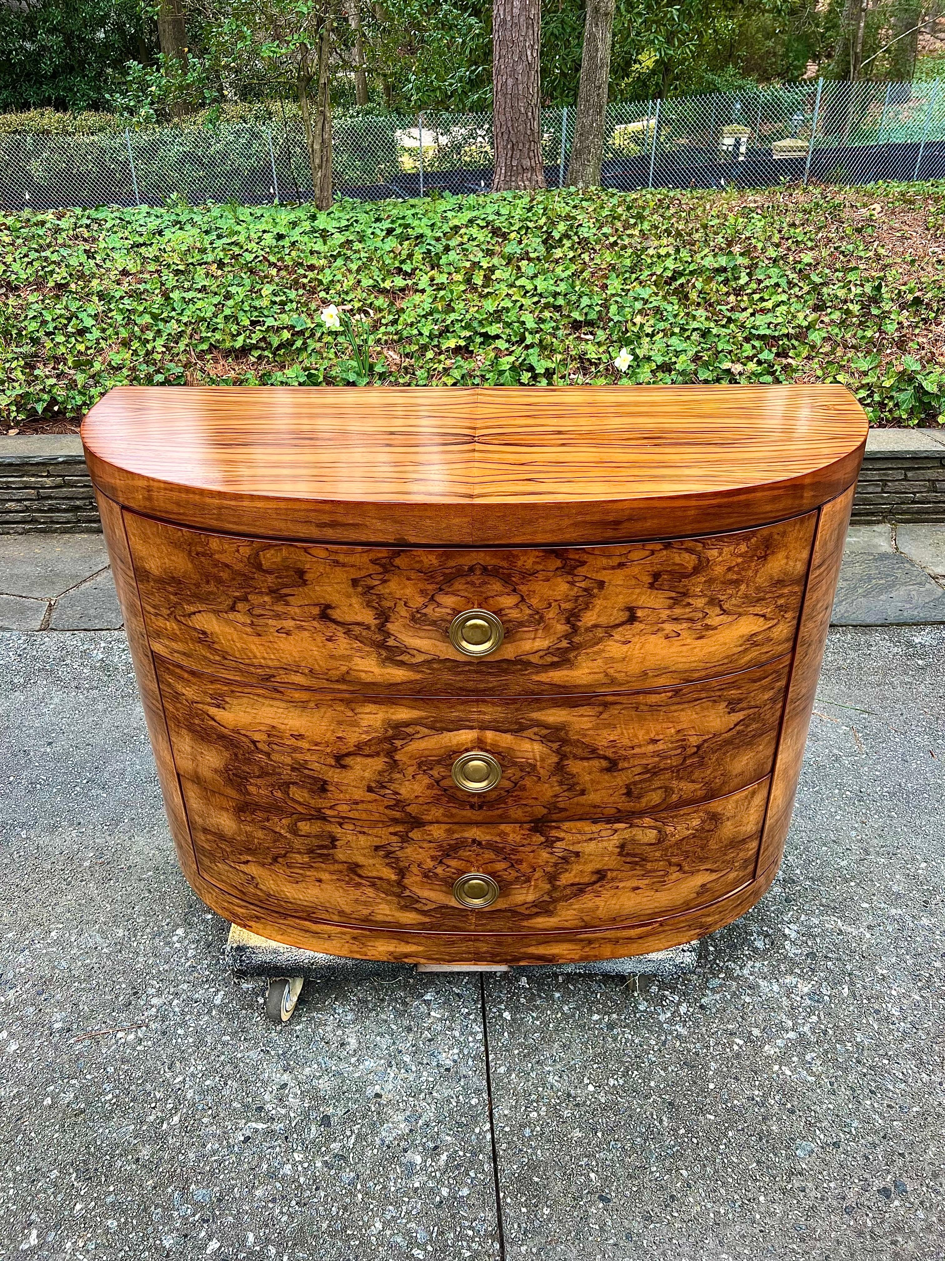 Splendida commode Art Deco in radica di noce Bookmatch di Donald Deskey per Widdicomb in vendita 2