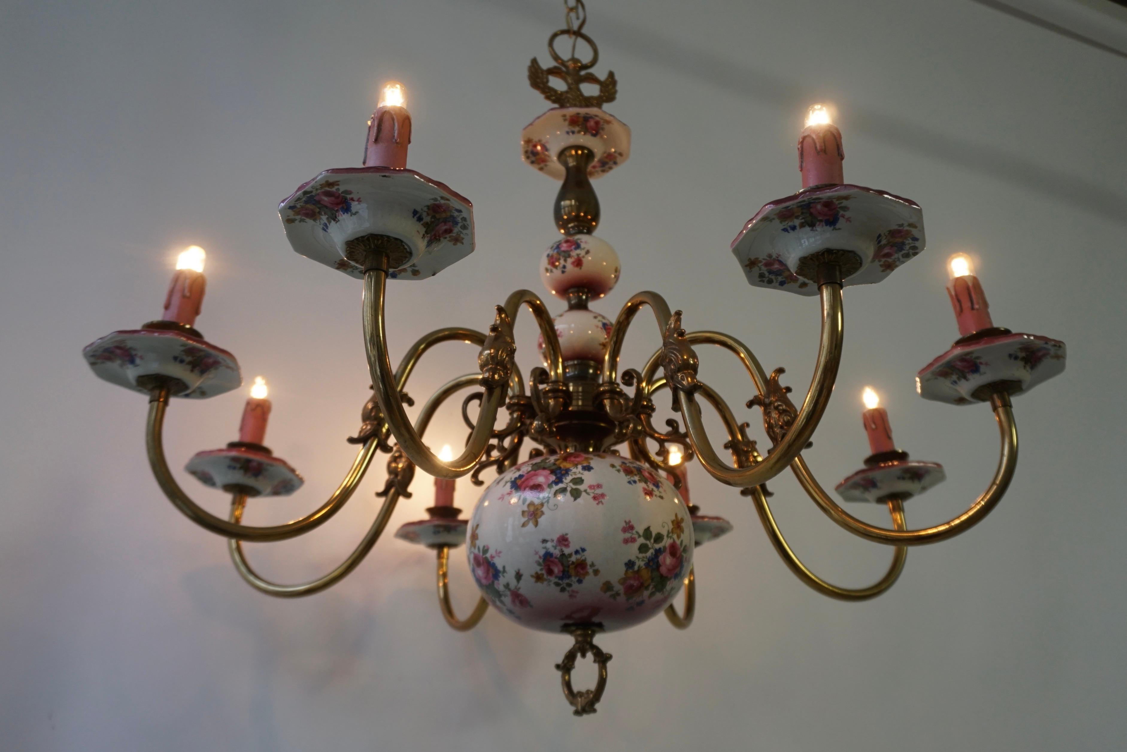 Glorious Large Delft Chandelier in Brass and Porcelain Flowers In Good Condition For Sale In Antwerp, BE