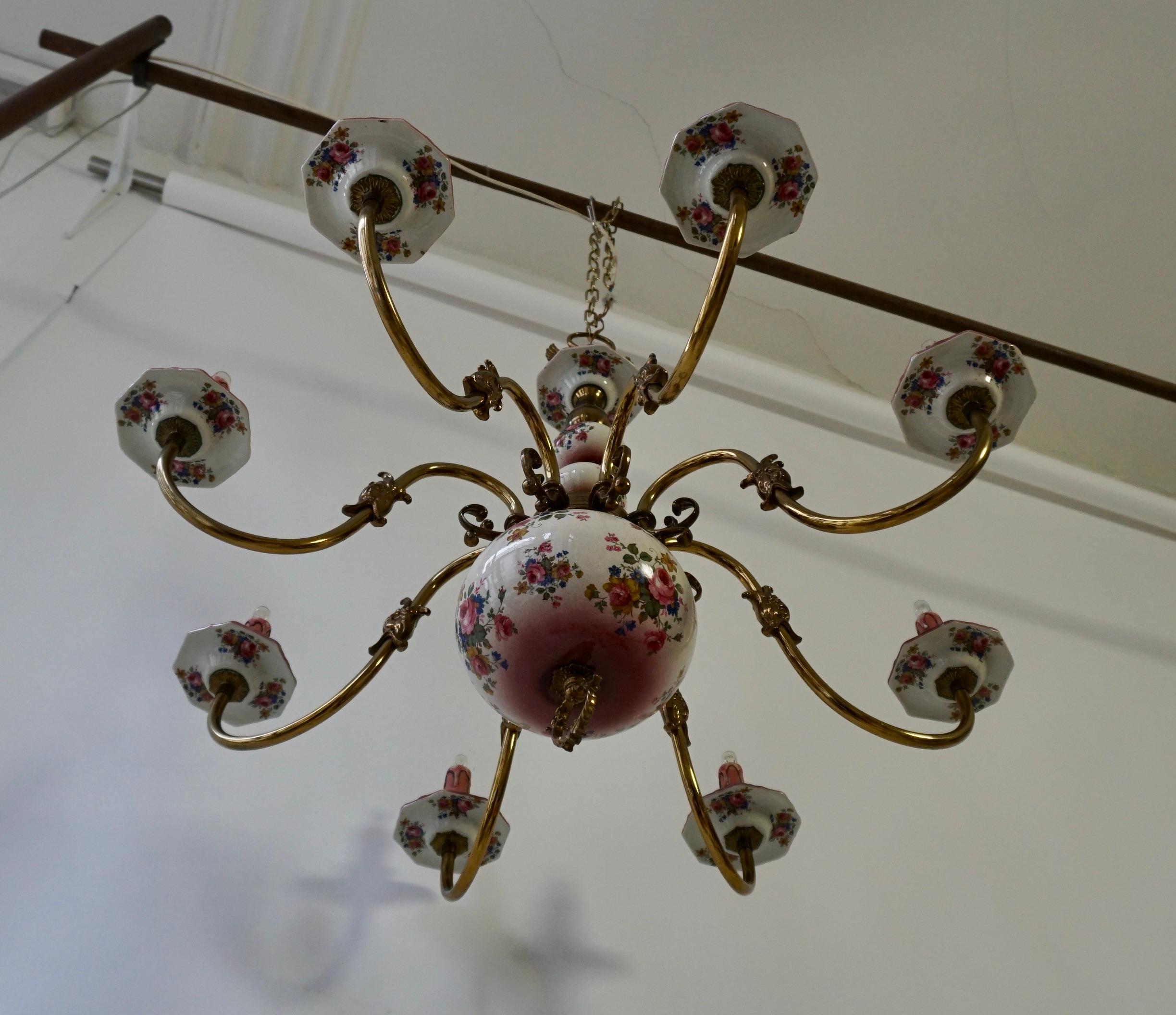 20th Century Glorious Large Delft Chandelier in Brass and Porcelain Flowers For Sale
