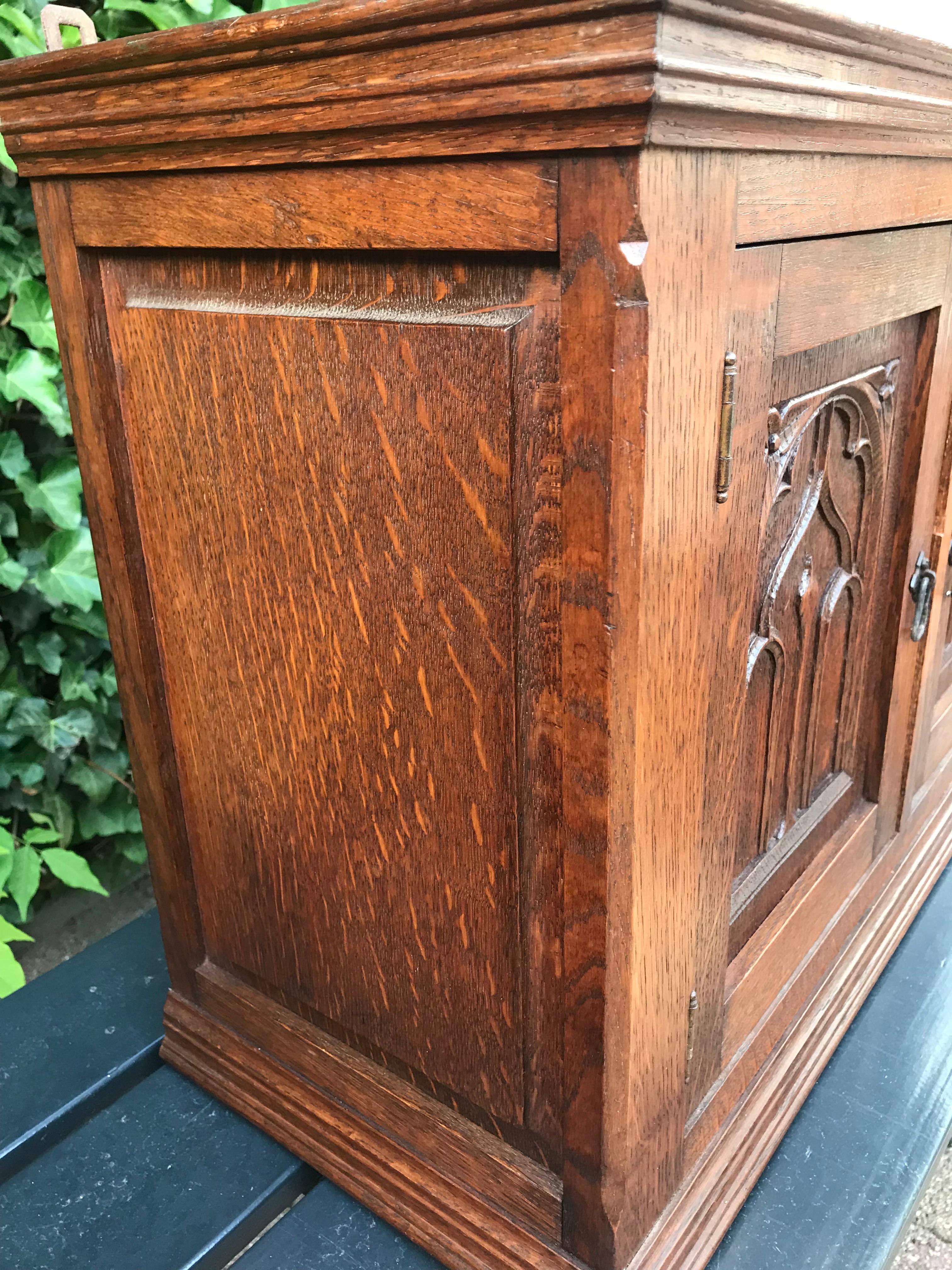 Glorious Looking Antique Handcrafted Oak Gothic Revival Hanging Wall Cabinet In Good Condition In Lisse, NL