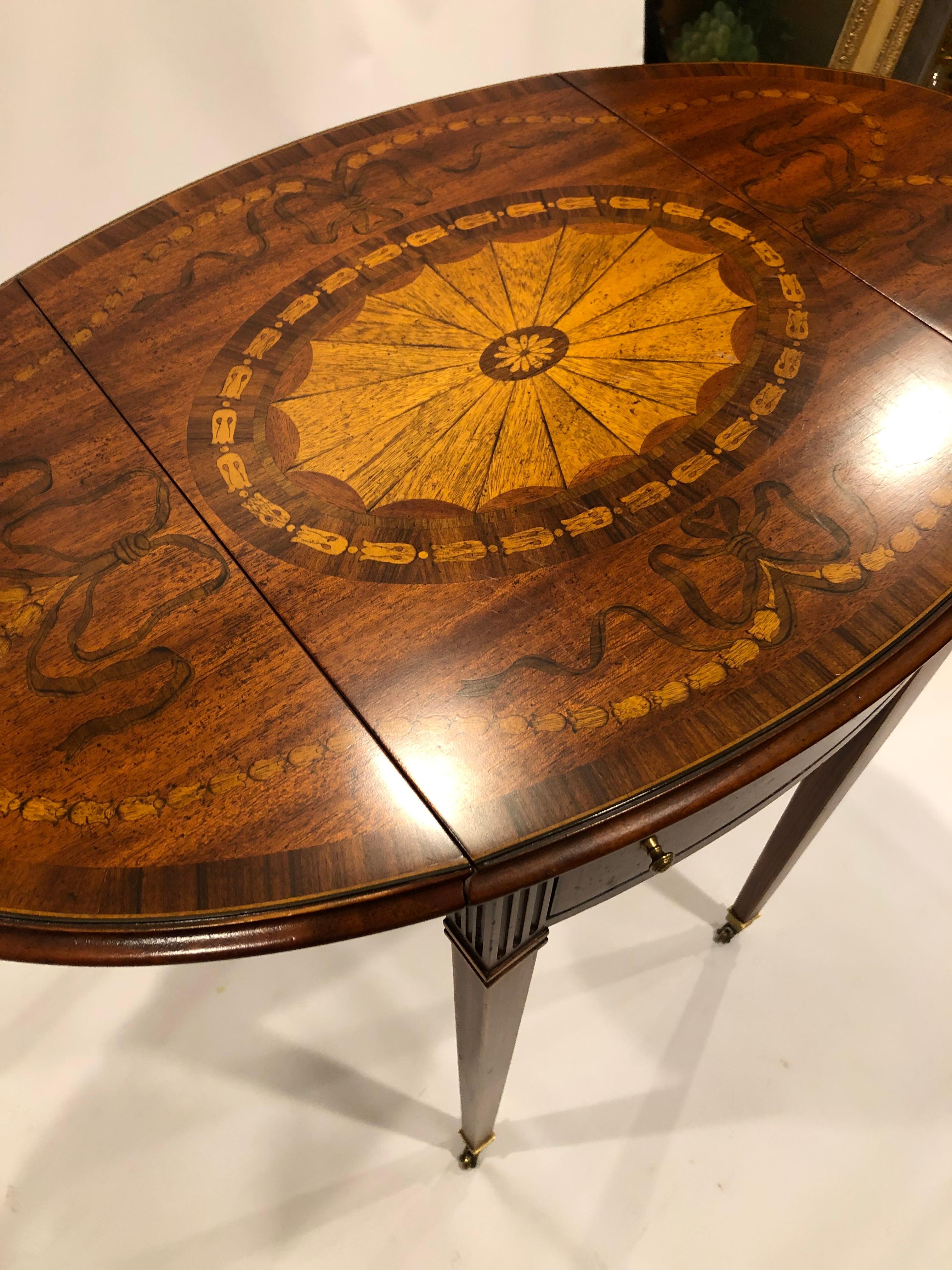 XXIe siècle et contemporain Paire de magnifiques tables d'appoint Maitland Smith en bois incrusté de feuilles tombantes en vente